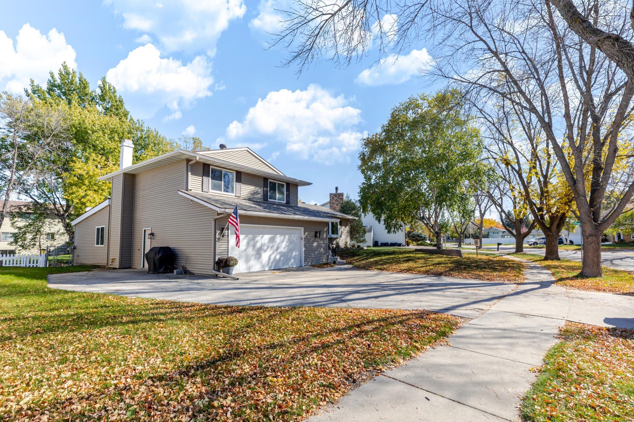1976 single family home for sale at 1744 23rd Street S in Fargo, ND — 4 bed, 4 bath (photo 4 of 71)
