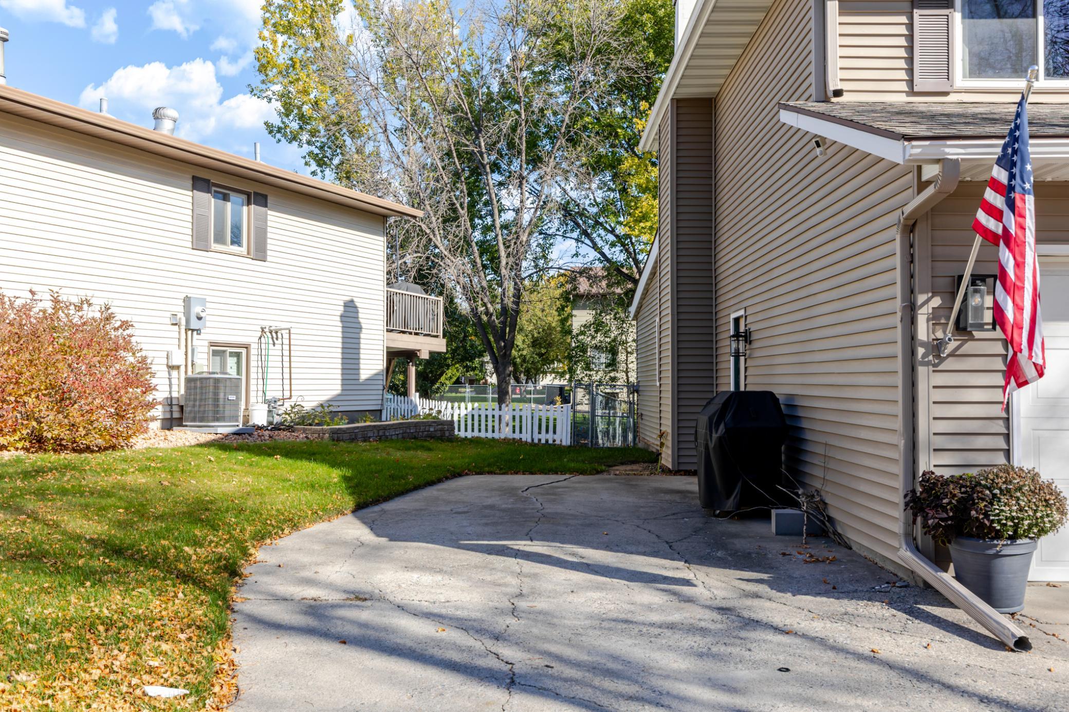 1976 single family home for sale at 1744 23rd Street S in Fargo, ND — 4 bed, 4 bath (photo 5 of 71)