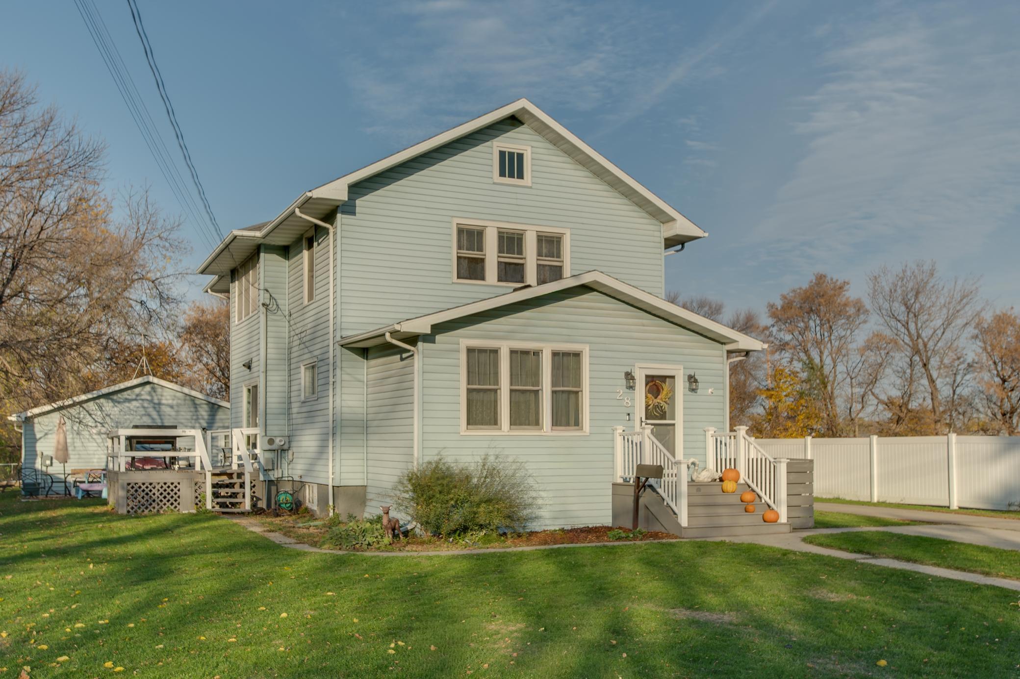 1900 single family home for sale at 28 Francis Street in West Fargo, ND — 4 bed, 2 bath (photo 2 of 55)