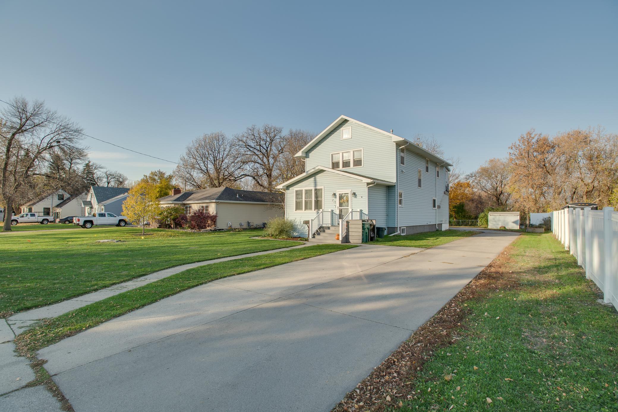 1900 single family home for sale at 28 Francis Street in West Fargo, ND — 4 bed, 2 bath (photo 3 of 55)