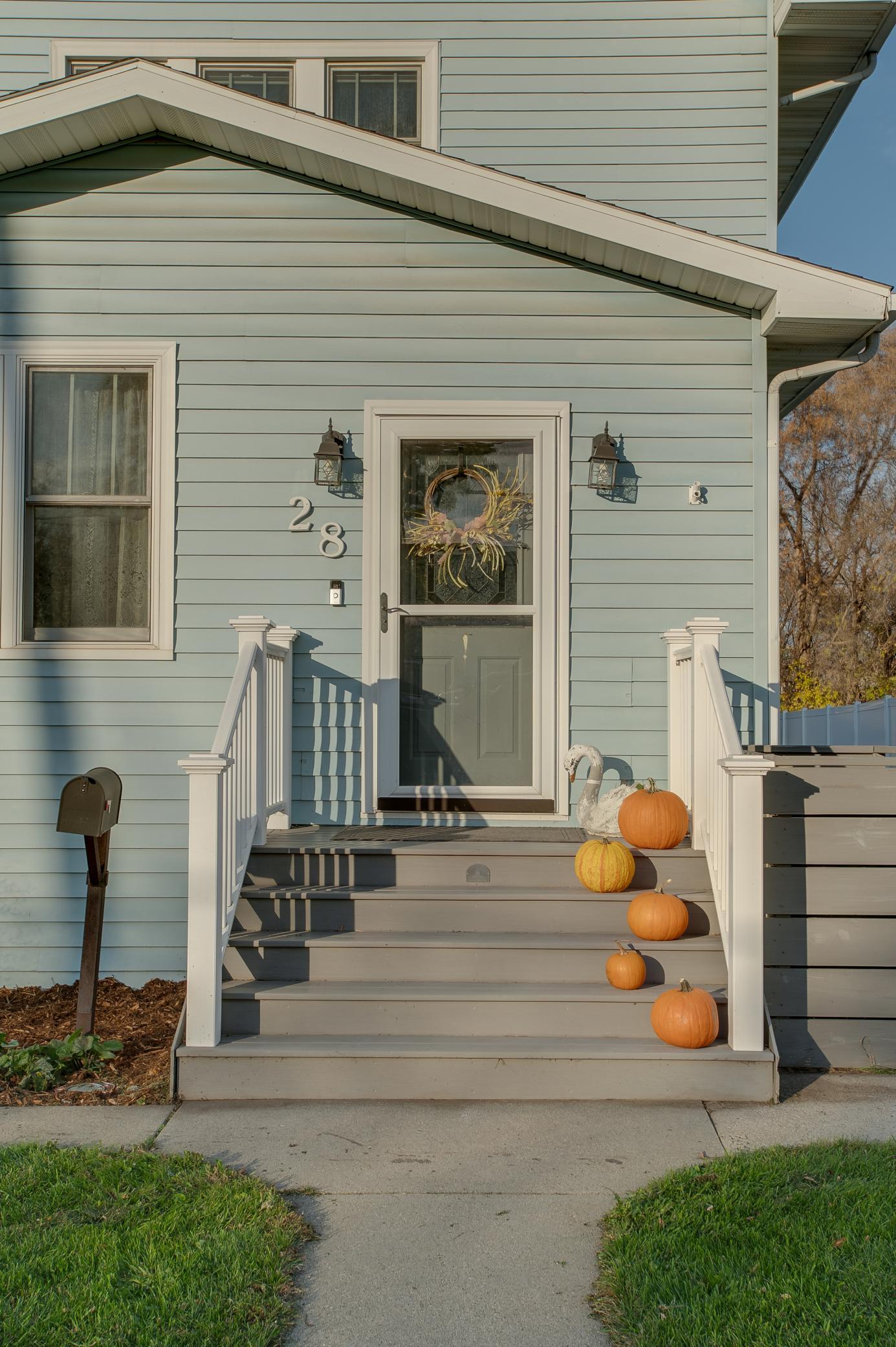 1900 single family home for sale at 28 Francis Street in West Fargo, ND — 4 bed, 2 bath (photo 4 of 55)