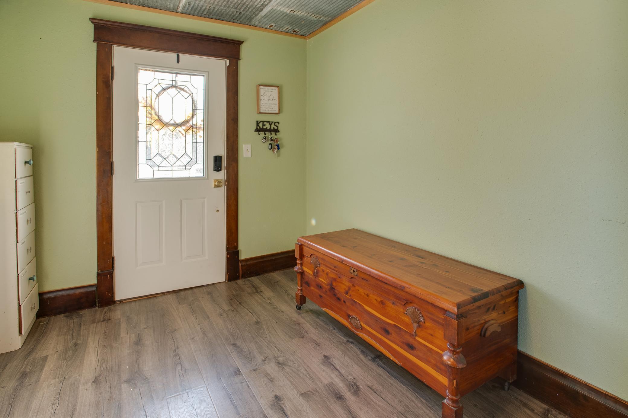 1900 single family home for sale at 28 Francis Street in West Fargo, ND — 4 bed, 2 bath (photo 5 of 55)