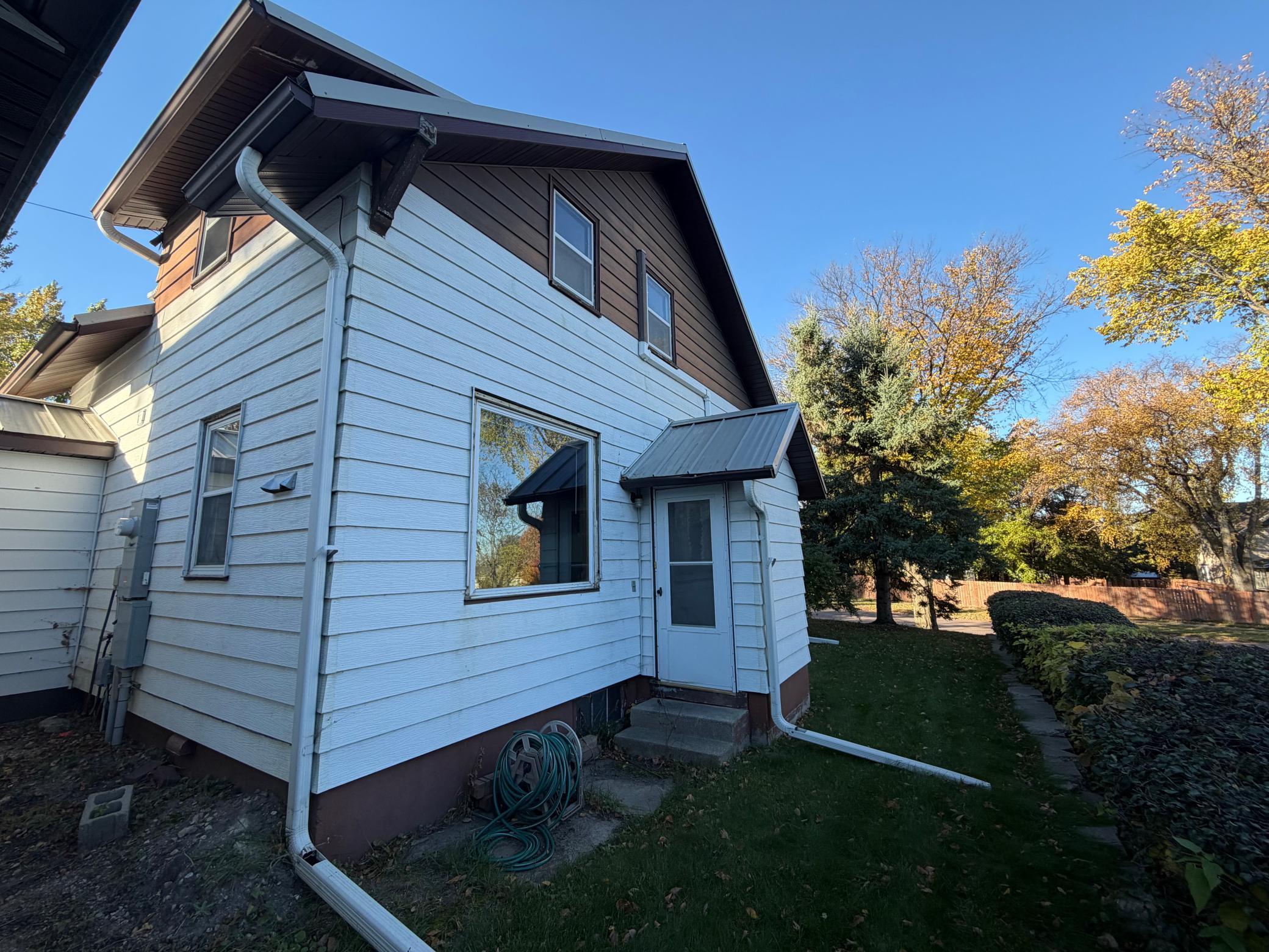 1910 single family home for sale at 715 S Sheridan Street in Fergus Falls, MN — 2 bed, 2 bath (photo 2 of 28)