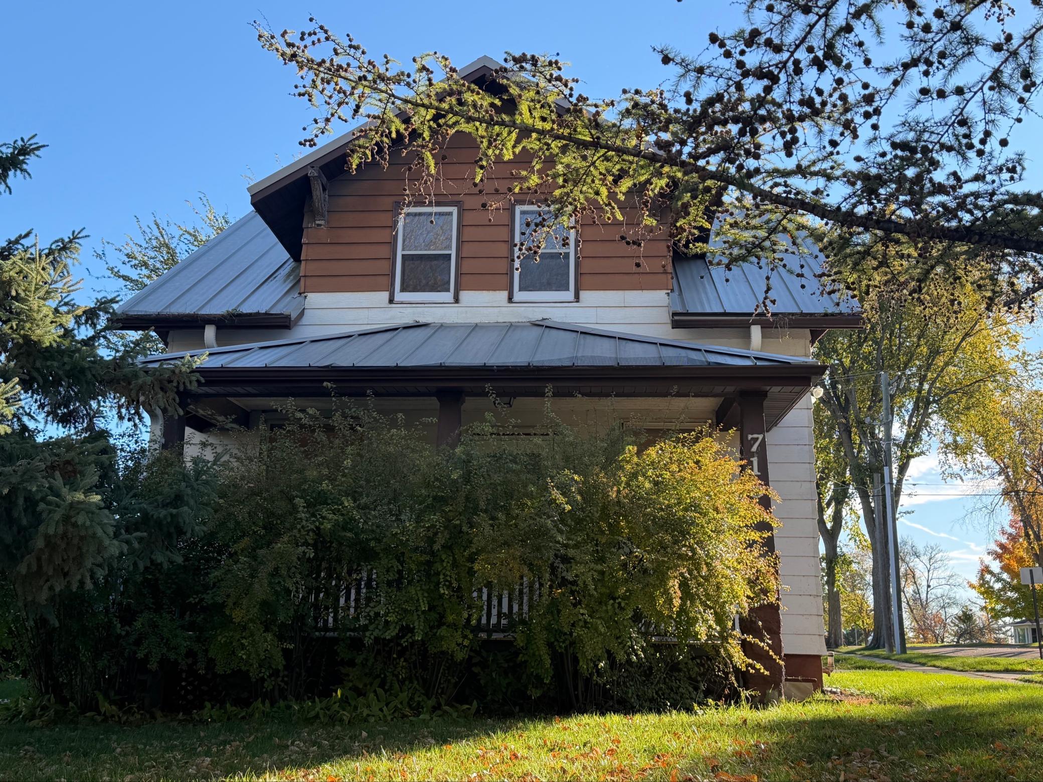 1910 single family home for sale at 715 S Sheridan Street in Fergus Falls, MN — 2 bed, 2 bath (photo 3 of 28)