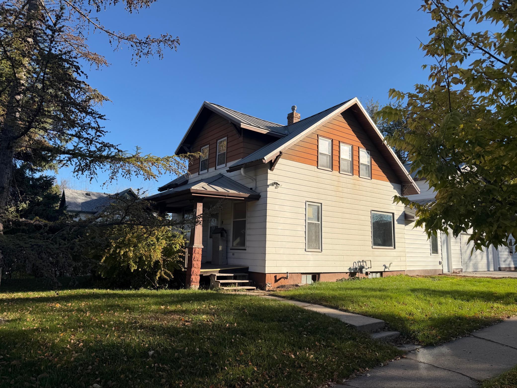 1910 single family home for sale at 715 S Sheridan Street in Fergus Falls, MN — 2 bed, 2 bath (photo 4 of 28)