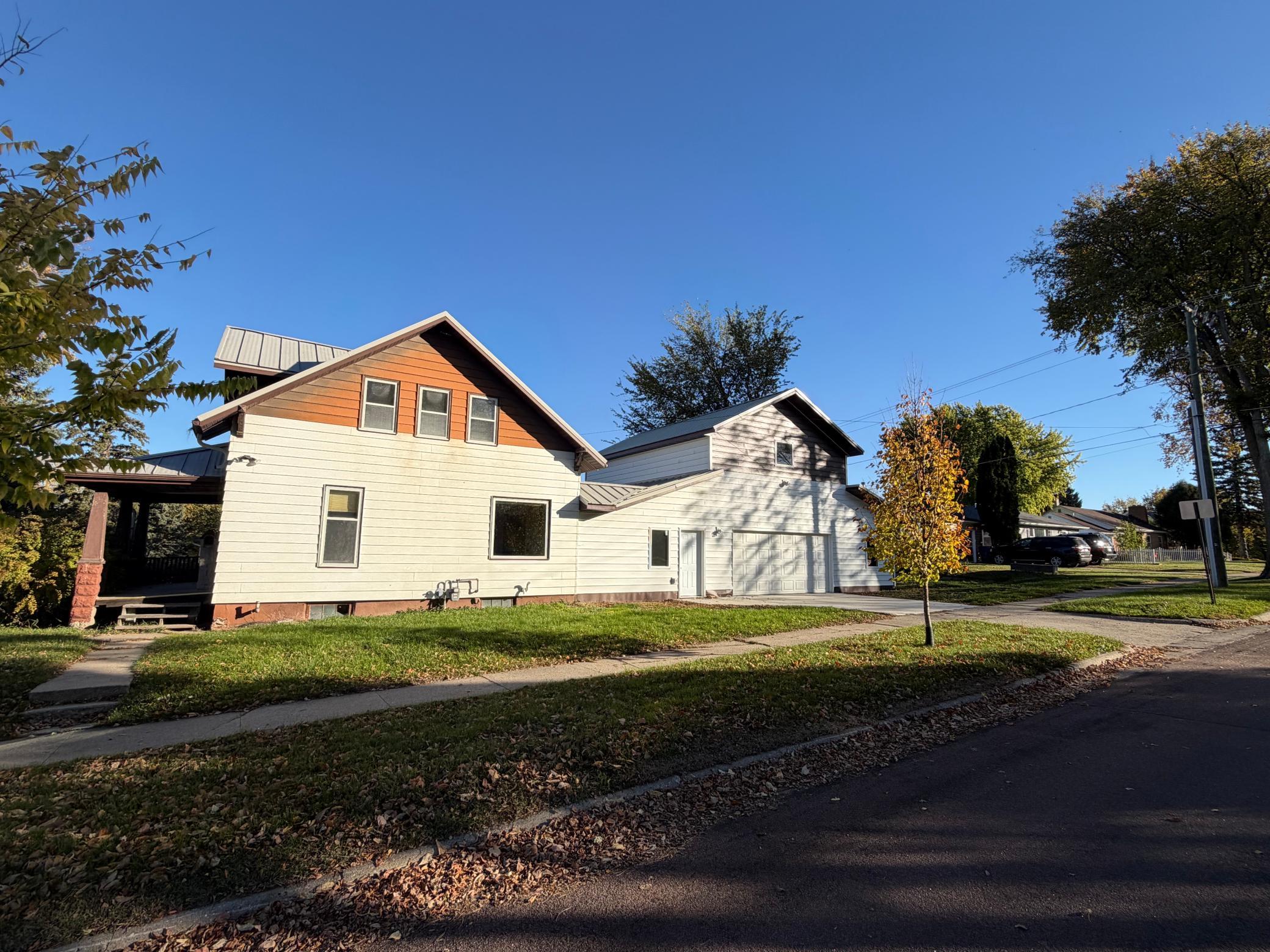 1910 single family home for sale at 715 S Sheridan Street in Fergus Falls, MN — 2 bed, 2 bath (photo 5 of 28)