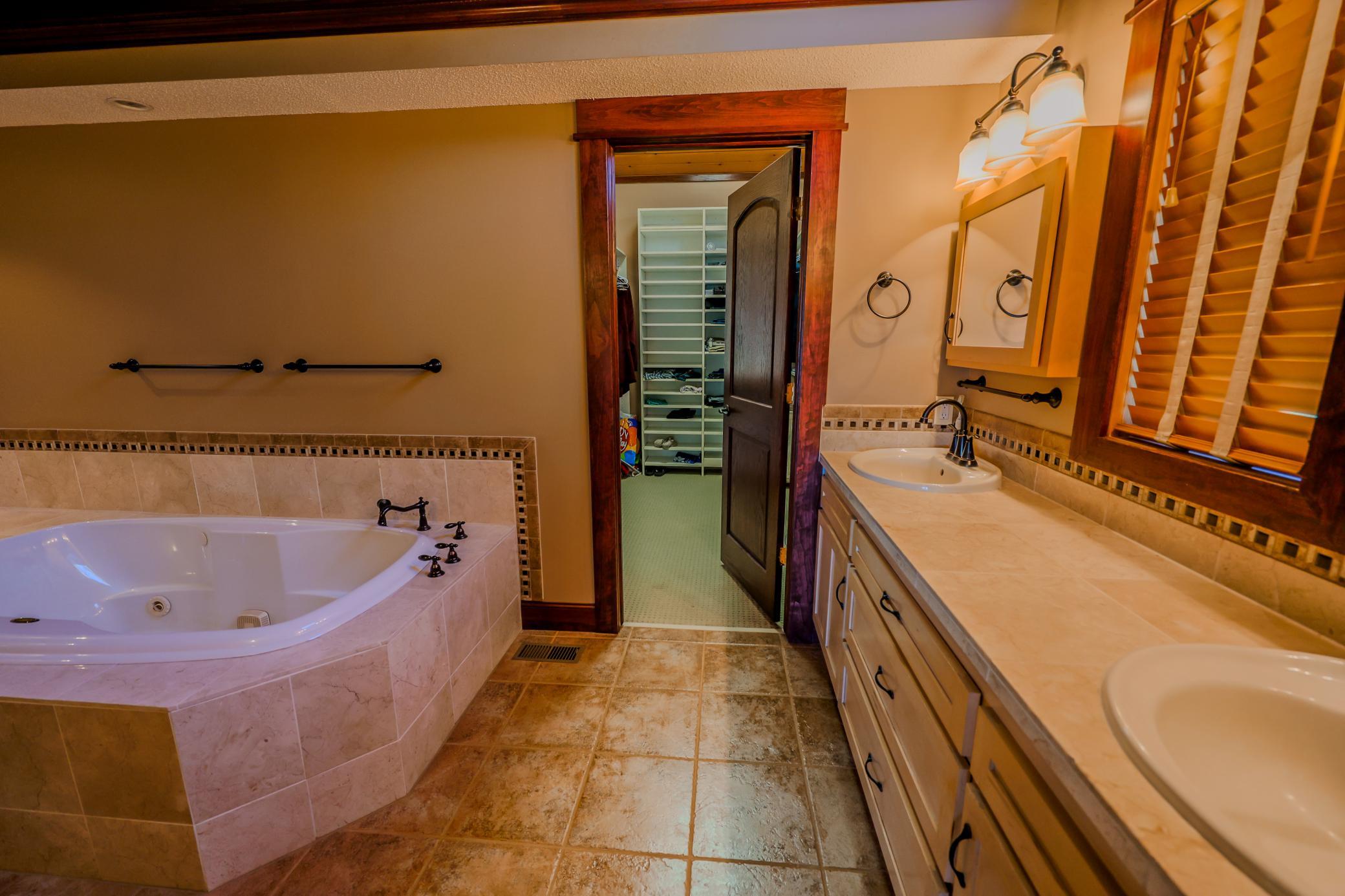 1979 single family home for sale at 17312 County 40 in Park Rapids, MN — 5 bed, 4 bath (photo 18 of 90)