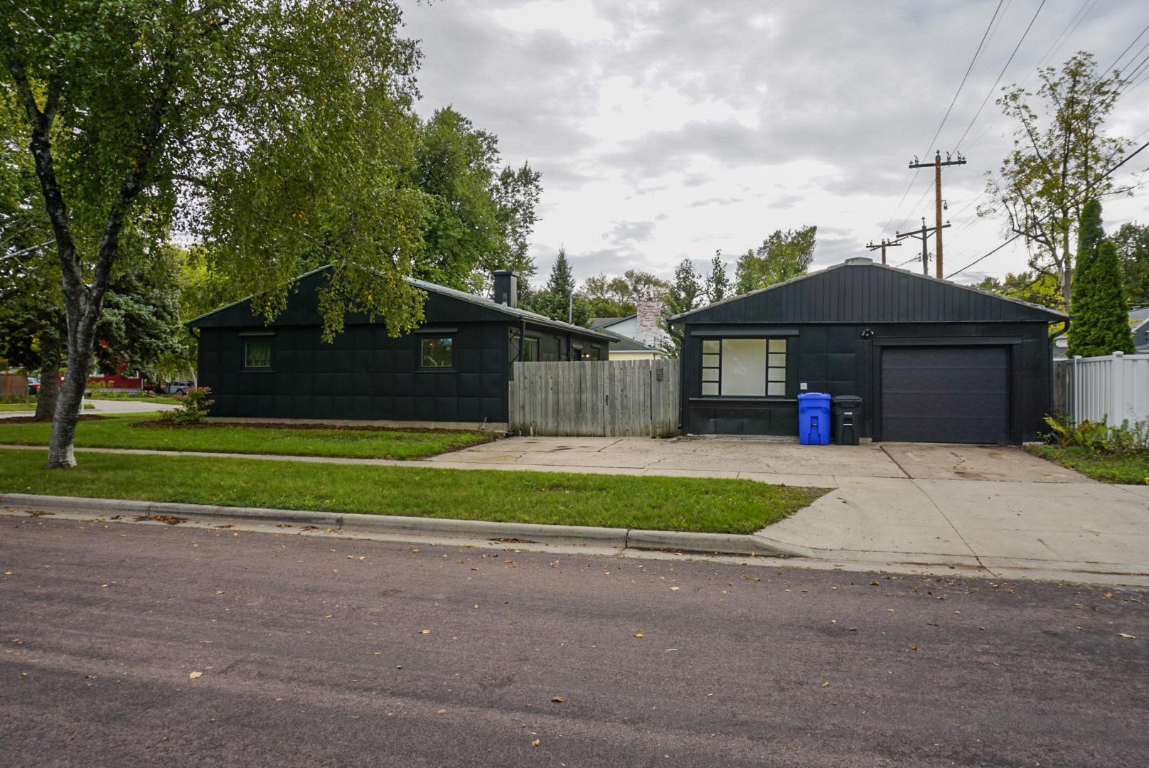 1950 single family home for sale at 1501 5th Street S in Fargo, ND — 2 bed, 1 bath (photo 4 of 38)