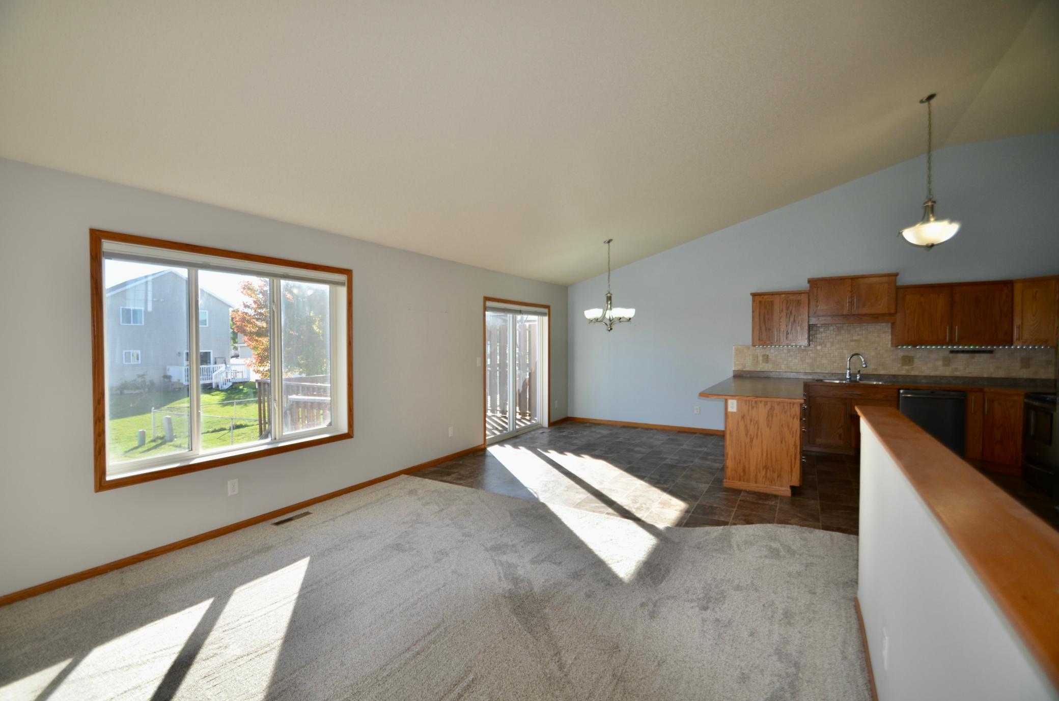 2009 twin home for sale at 2576 55th Avenue S in Fargo, ND — 3 bed, 3 bath (photo 2 of 35)