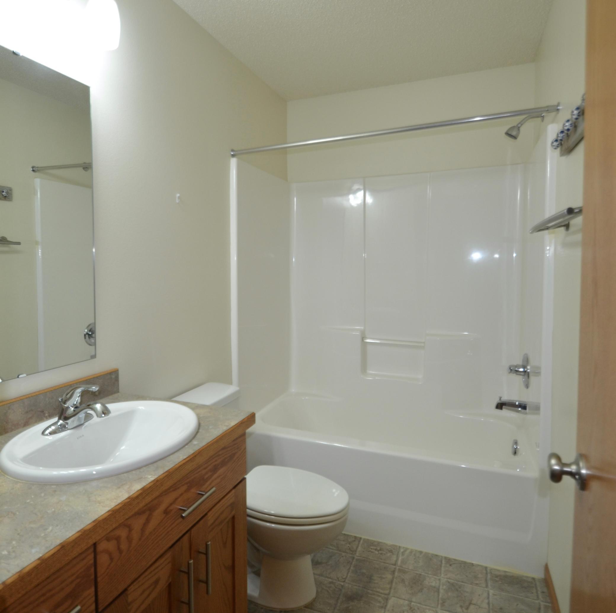 2009 twin home for sale at 2576 55th Avenue S in Fargo, ND — 3 bed, 3 bath (photo 8 of 35)