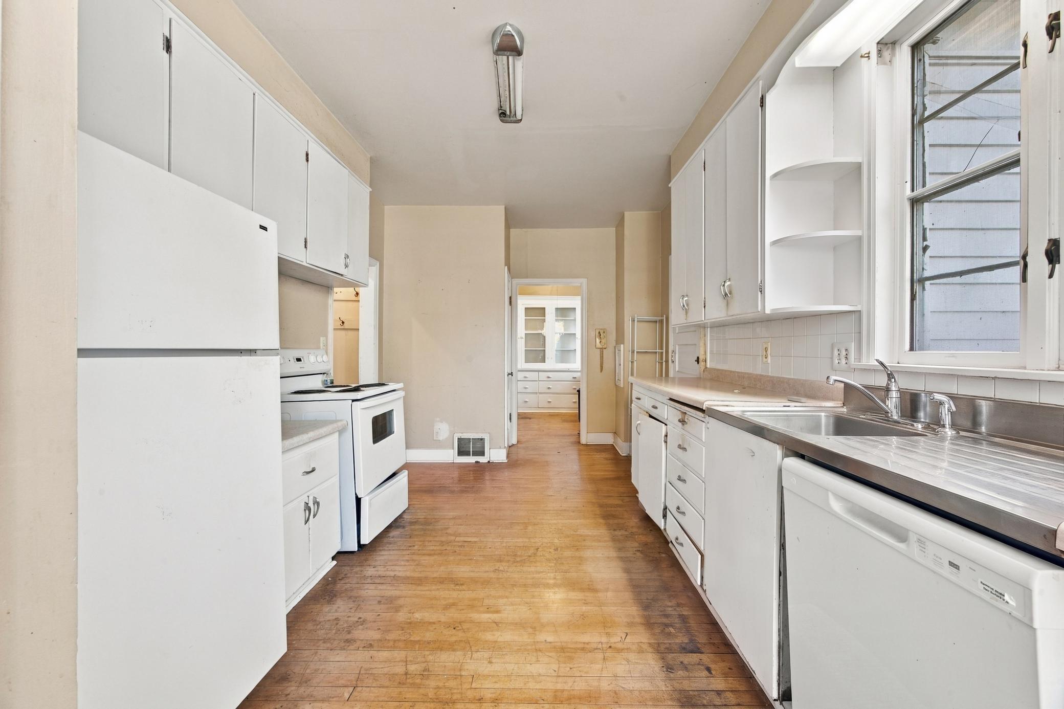 1905 single family home for sale at 503 9th Street S in Fargo, ND — 4 bed, 1 bath (photo 11 of 32)