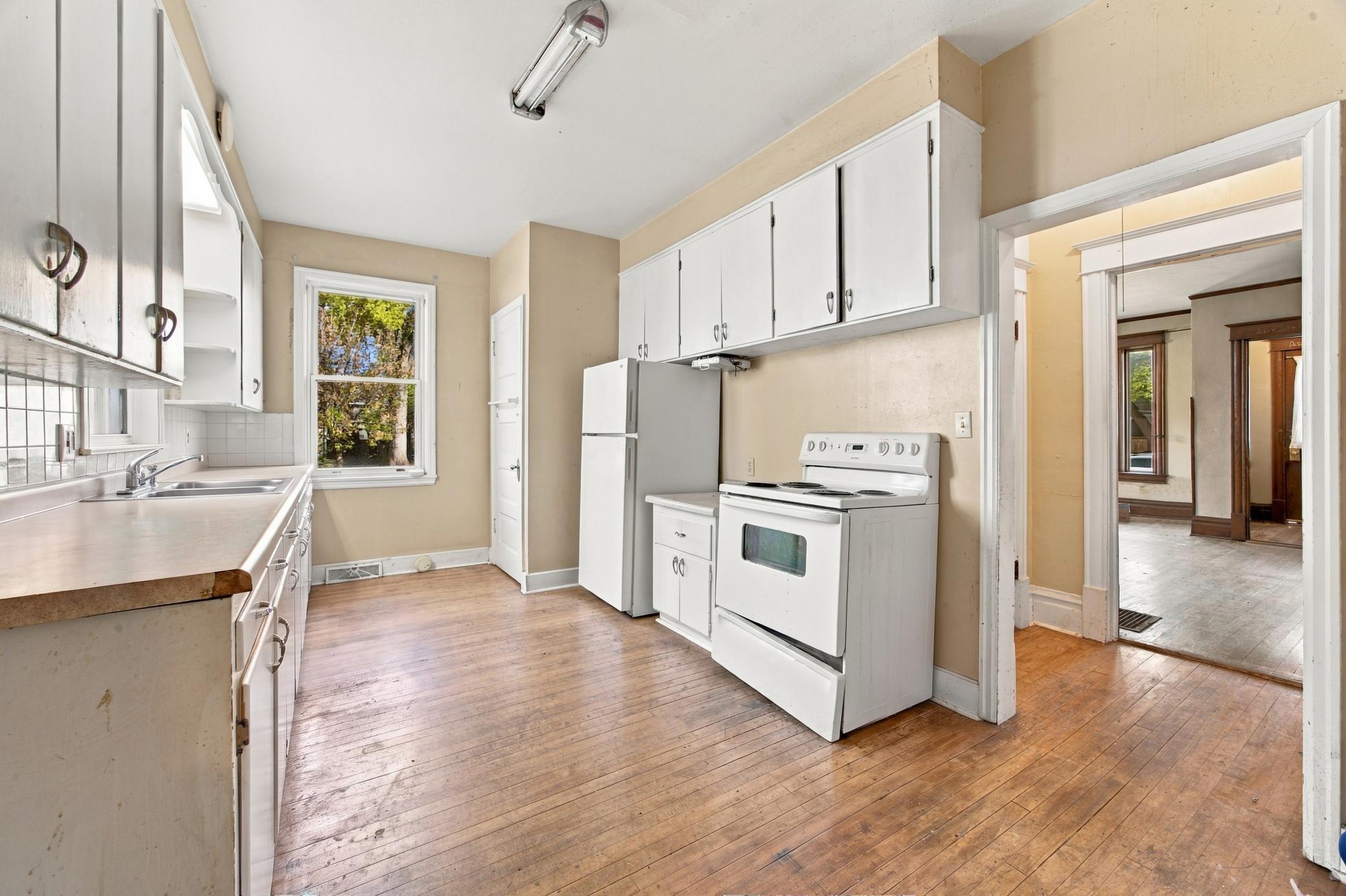 1905 single family home for sale at 503 9th Street S in Fargo, ND — 4 bed, 1 bath (photo 12 of 32)