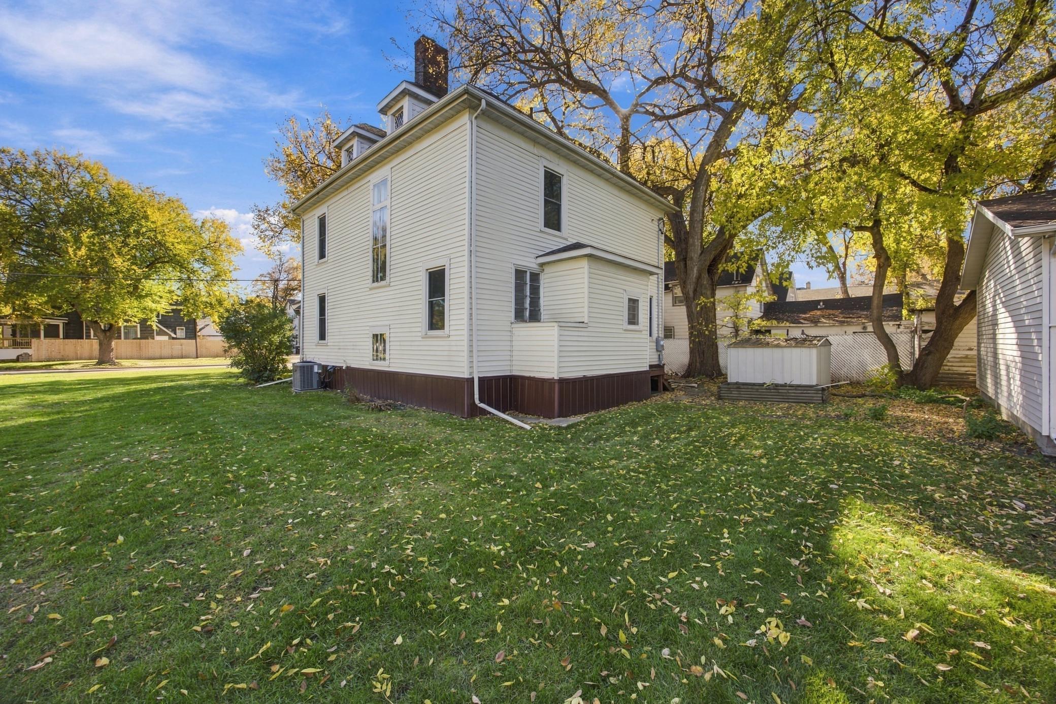 1905 single family home for sale at 503 9th Street S in Fargo, ND — 4 bed, 1 bath (photo 4 of 32)