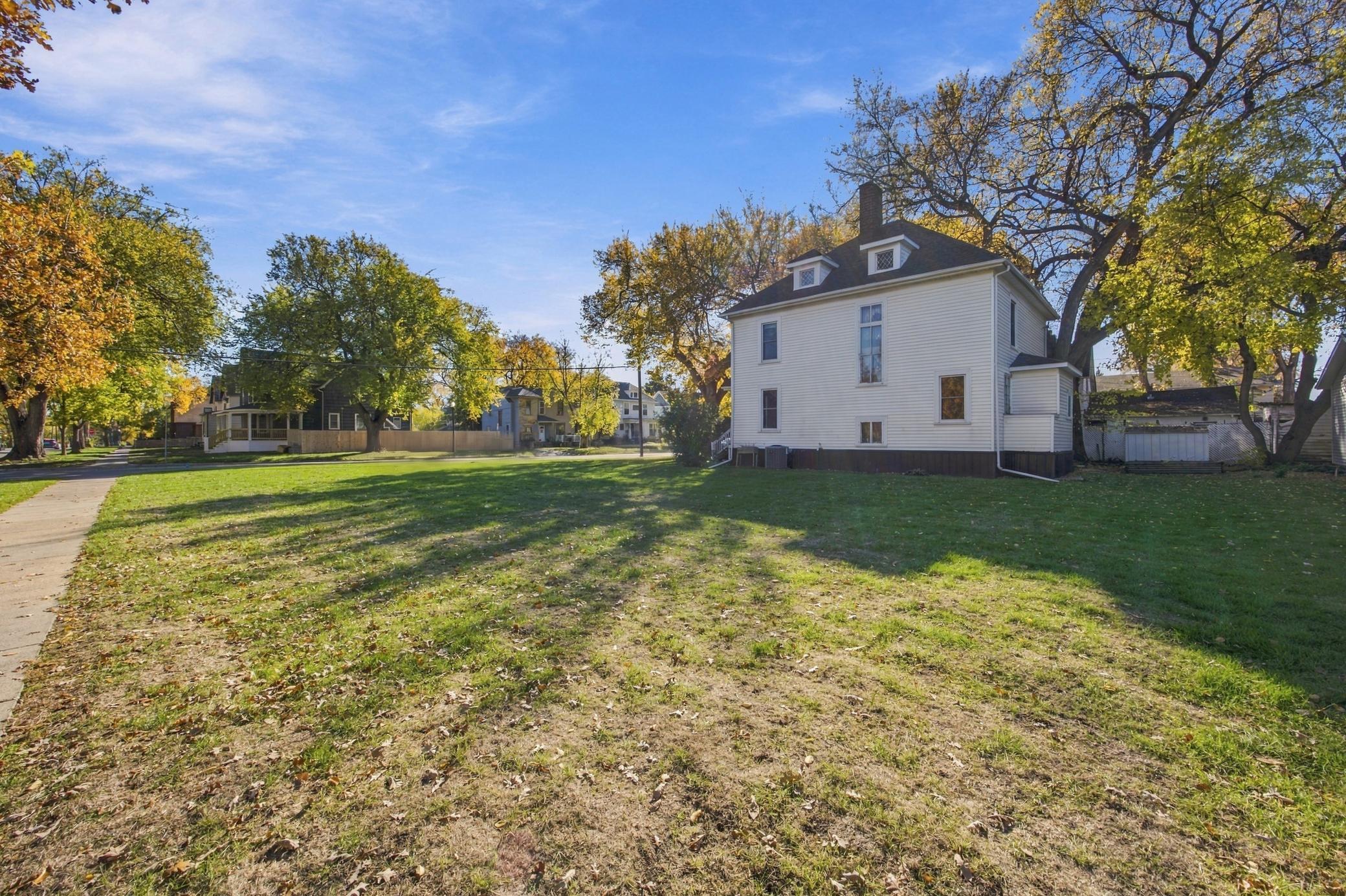 1905 single family home for sale at 503 9th Street S in Fargo, ND — 4 bed, 1 bath (photo 5 of 32)