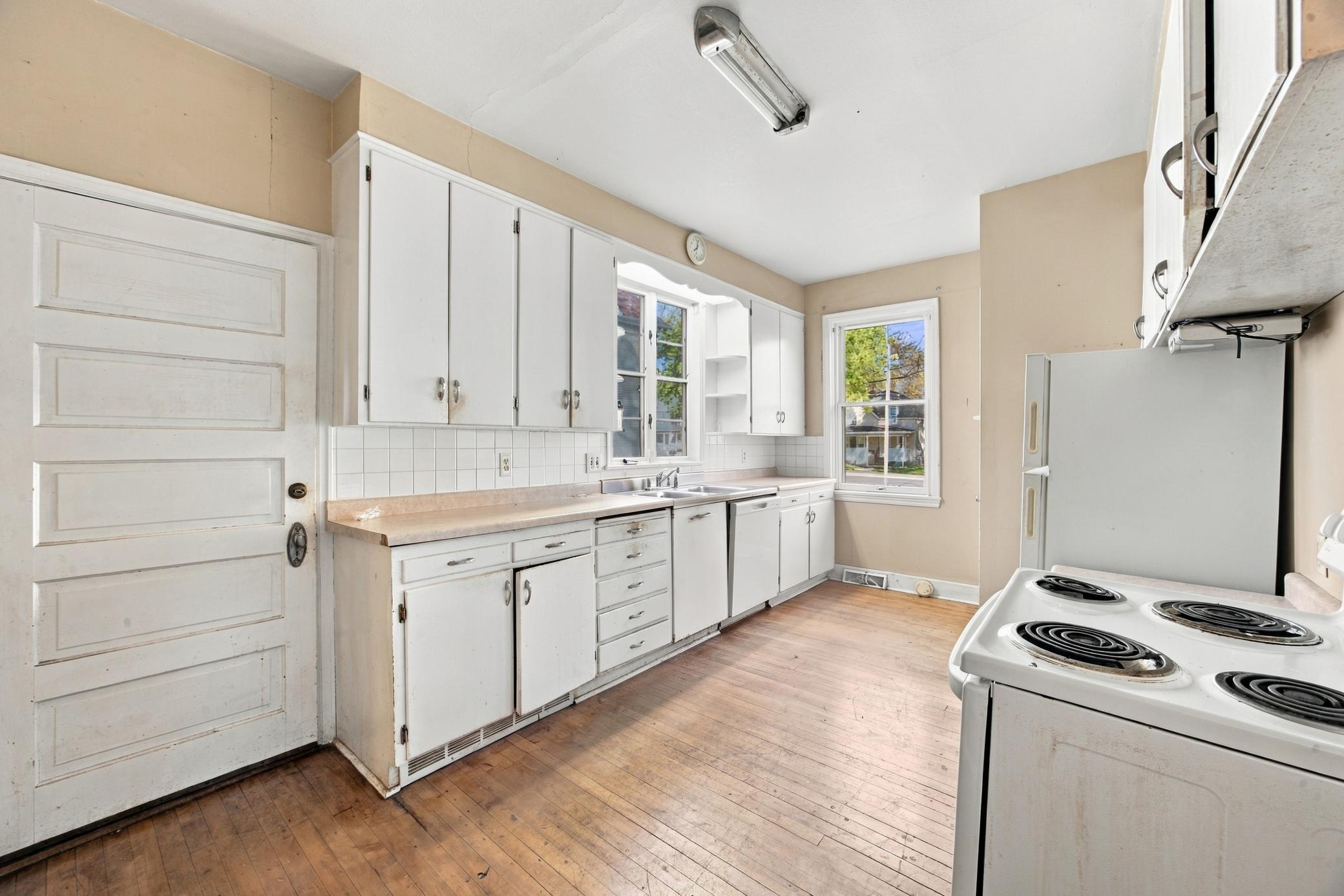 1905 single family home for sale at 503 9th Street S in Fargo, ND — 4 bed, 1 bath (photo 10 of 32)