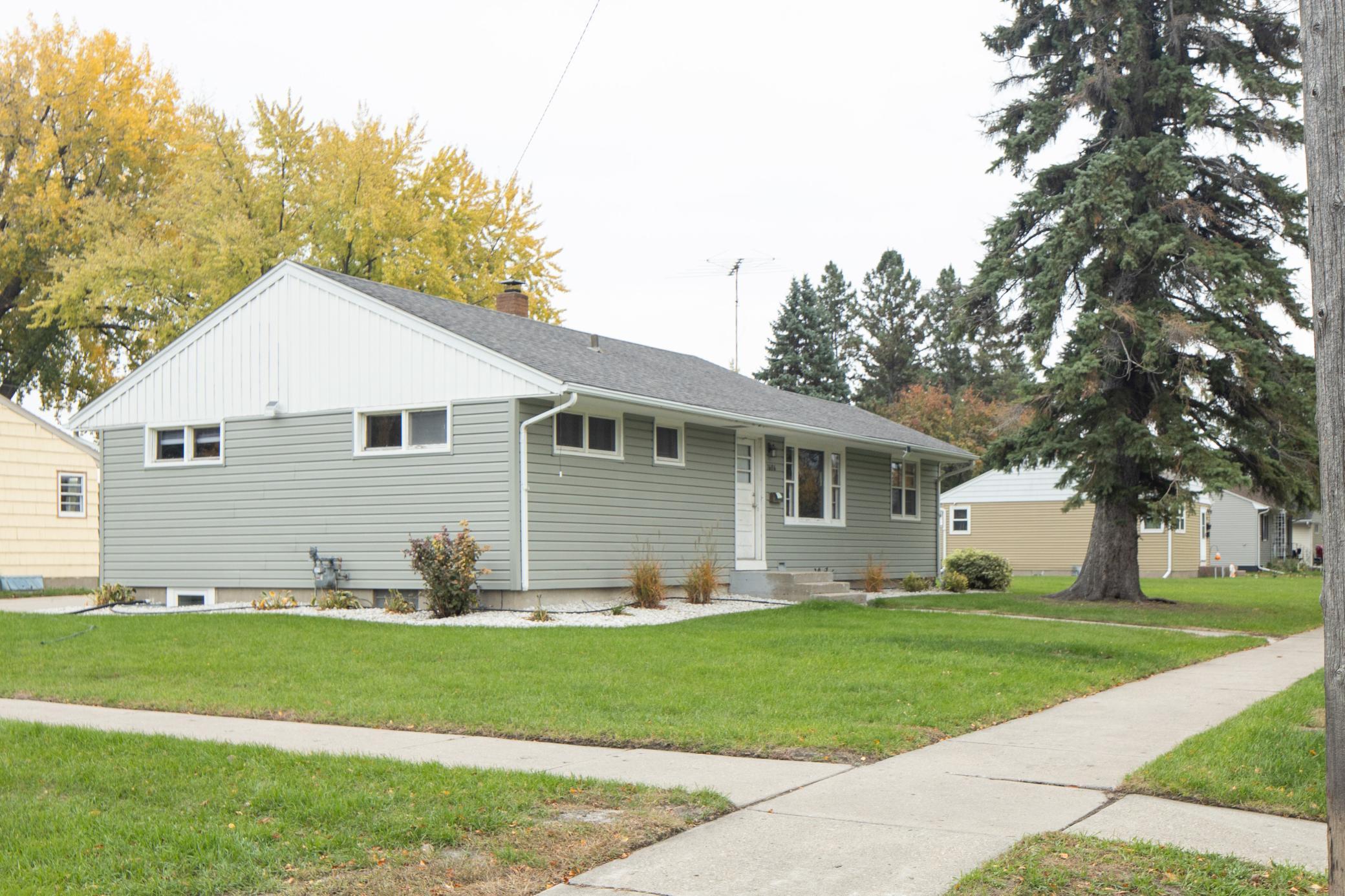 1954 single family home for sale at 1604 3rd Street S in Moorhead, MN — 4 bed, 2 bath (photo 3 of 19)