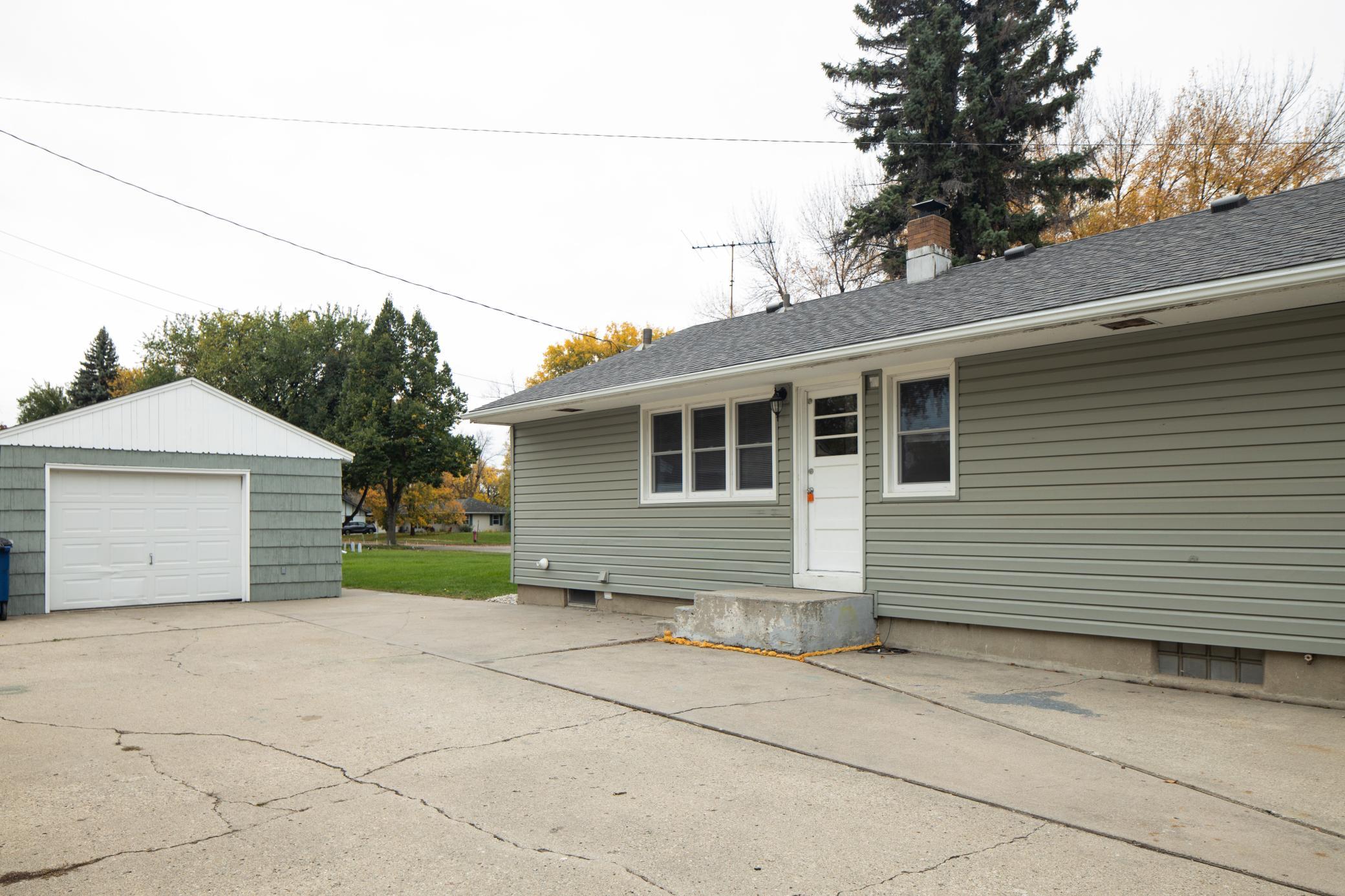 1954 single family home for sale at 1604 3rd Street S in Moorhead, MN — 4 bed, 2 bath (photo 5 of 19)