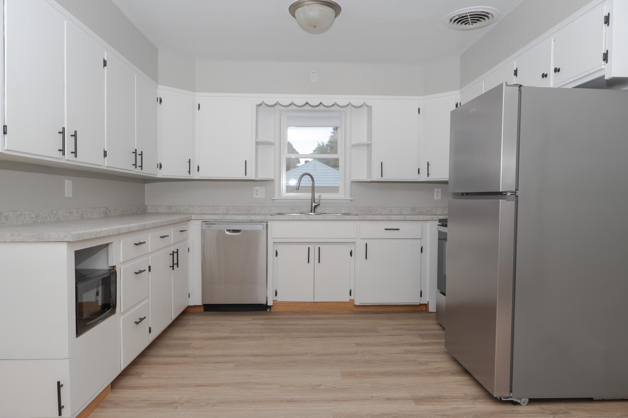 1954 single family home for sale at 1604 3rd Street S in Moorhead, MN — 4 bed, 2 bath (photo 6 of 19)