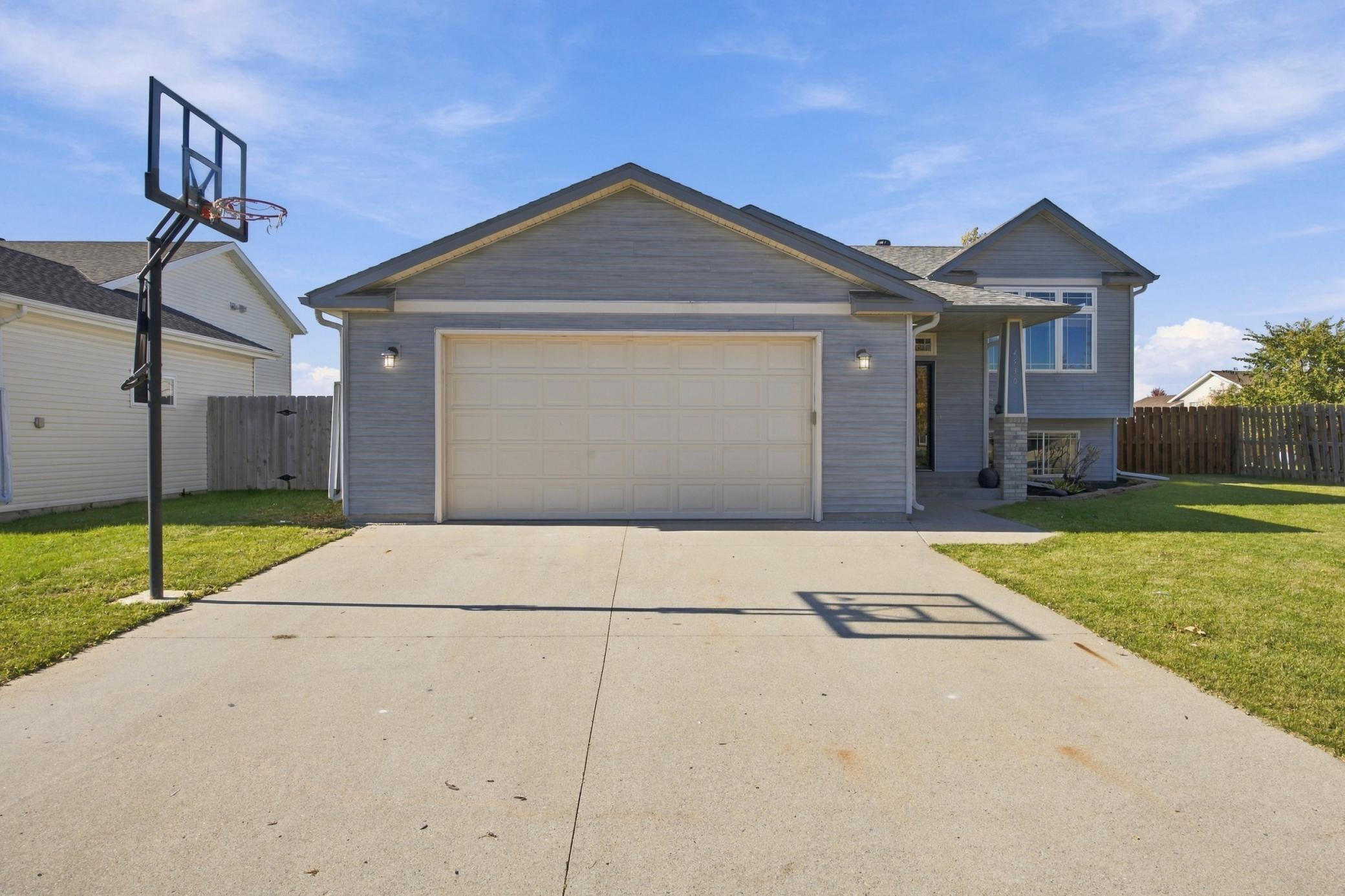 2007 single family home for sale at 4530 10th Street W in West Fargo, ND — 4 bed, 3 bath (photo 2 of 51)