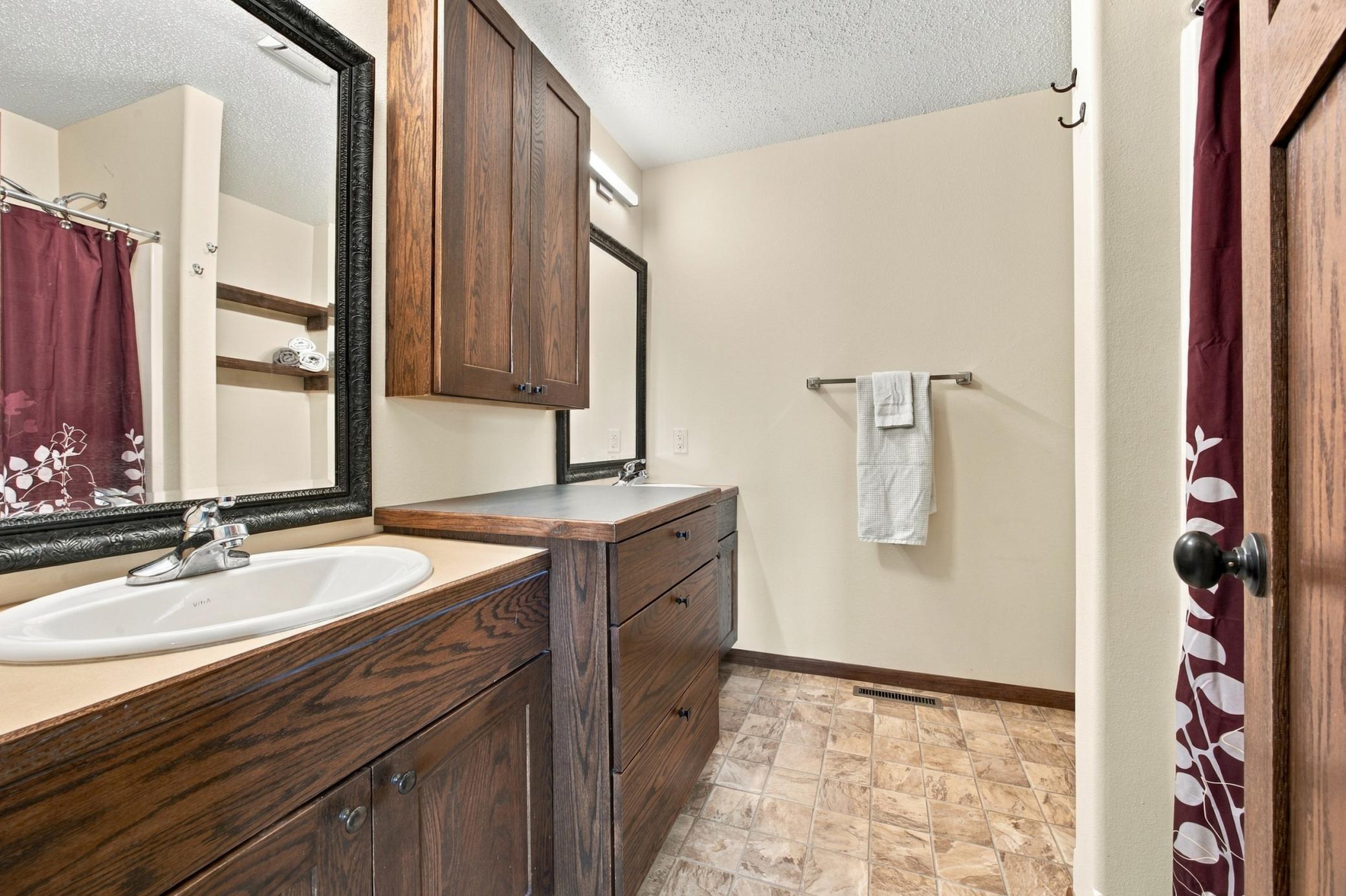 2007 single family home for sale at 4530 10th Street W in West Fargo, ND — 4 bed, 3 bath (photo 18 of 51)