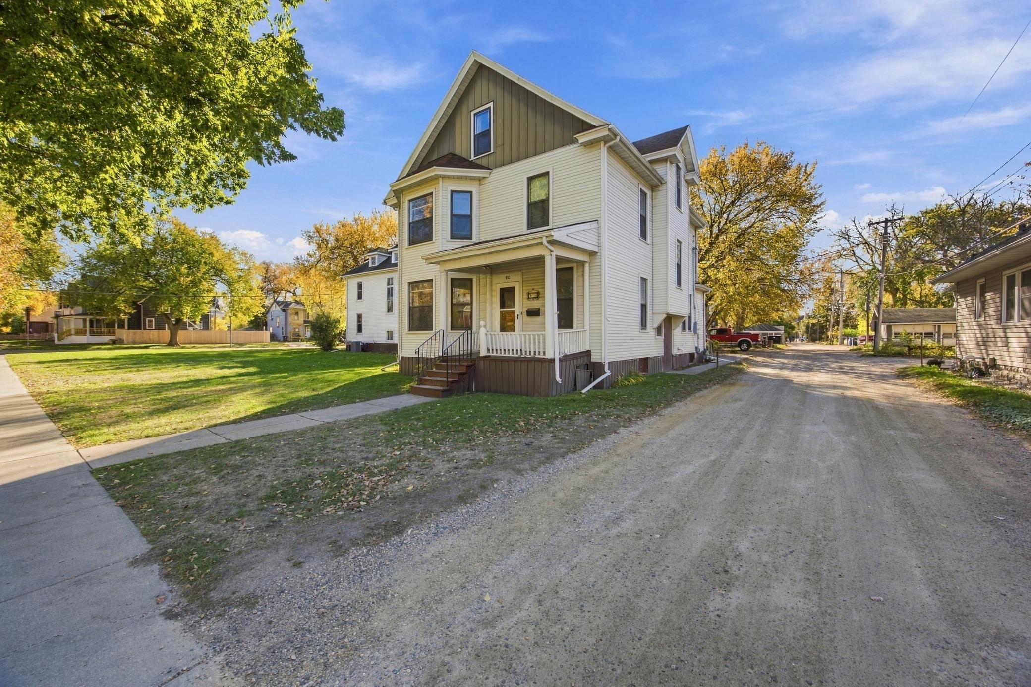 1905 single family home for sale at 910 5th Avenue S in Fargo, ND — 5 bed, 2 bath (photo 2 of 23)