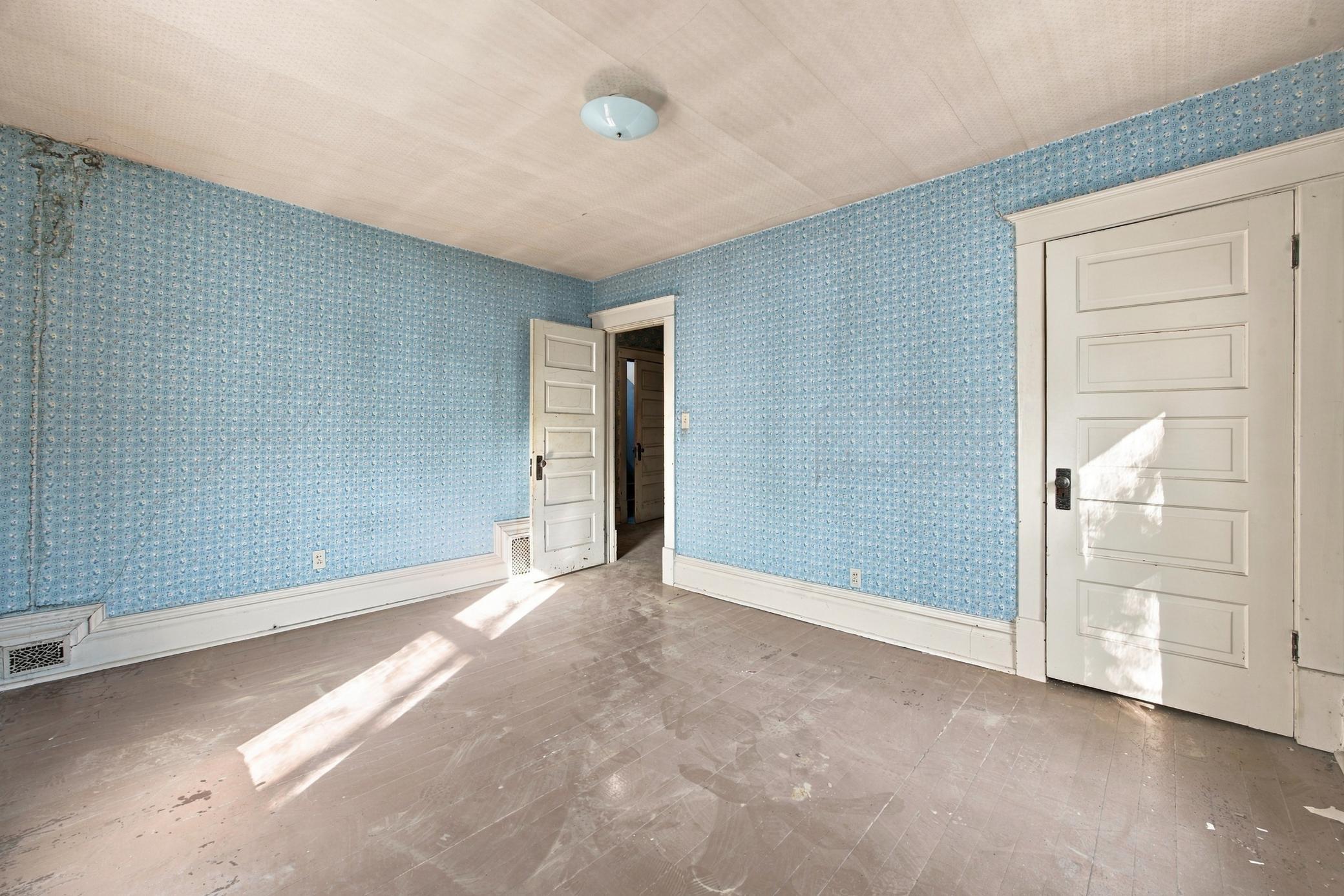 1905 single family home for sale at 910 5th Avenue S in Fargo, ND — 5 bed, 2 bath (photo 11 of 23)