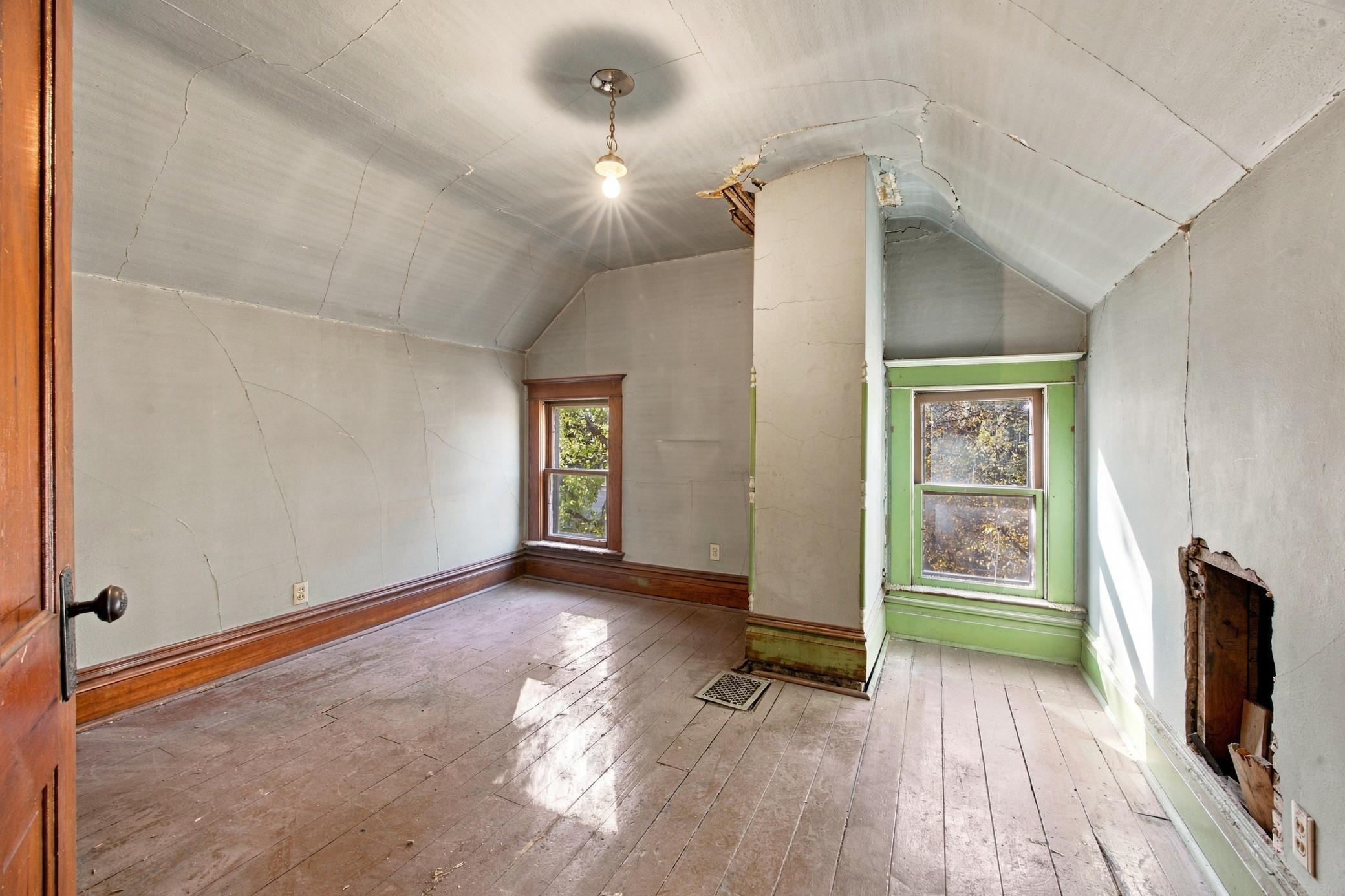 1905 single family home for sale at 910 5th Avenue S in Fargo, ND — 5 bed, 2 bath (photo 12 of 23)