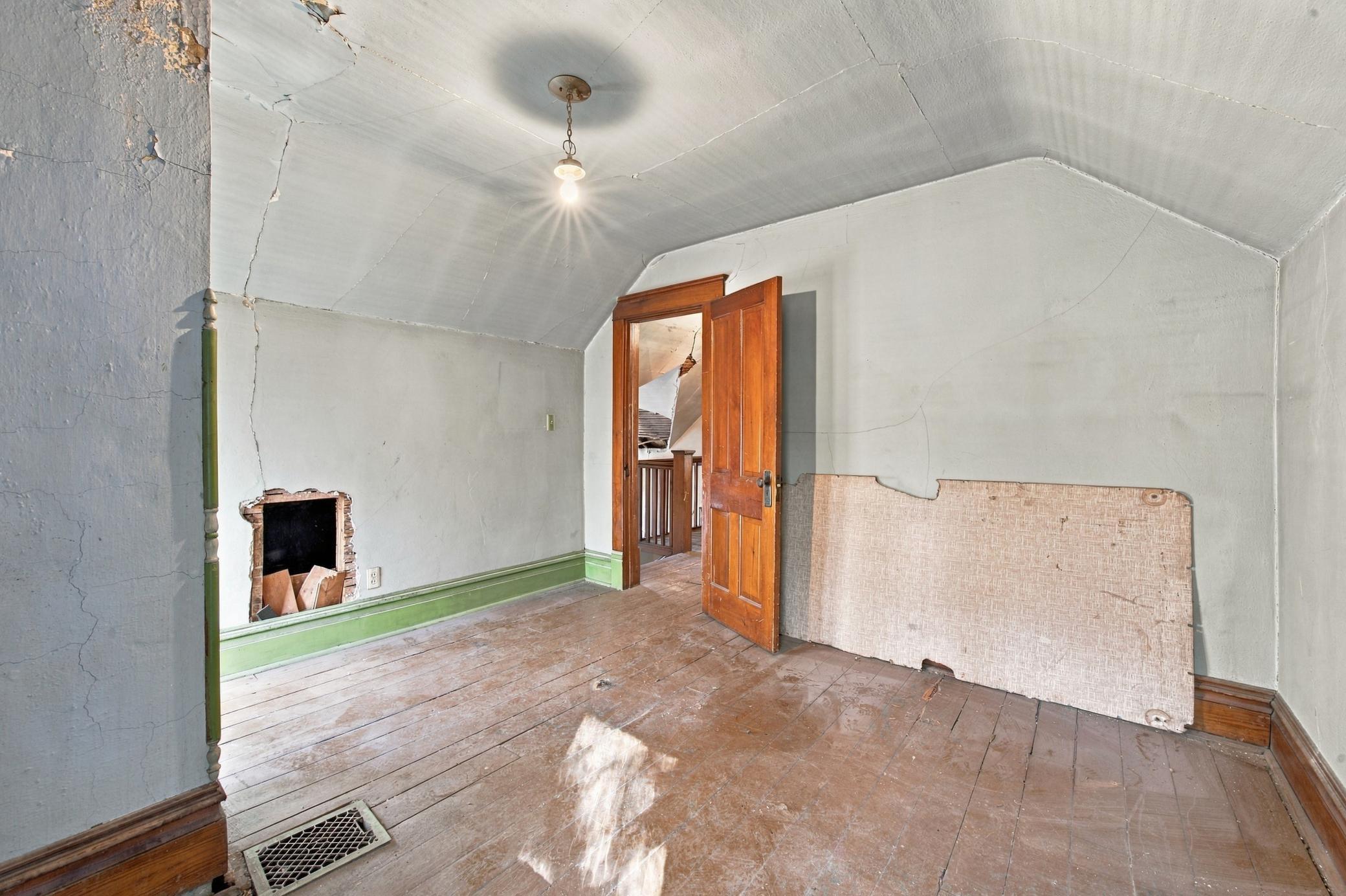 1905 single family home for sale at 910 5th Avenue S in Fargo, ND — 5 bed, 2 bath (photo 15 of 23)