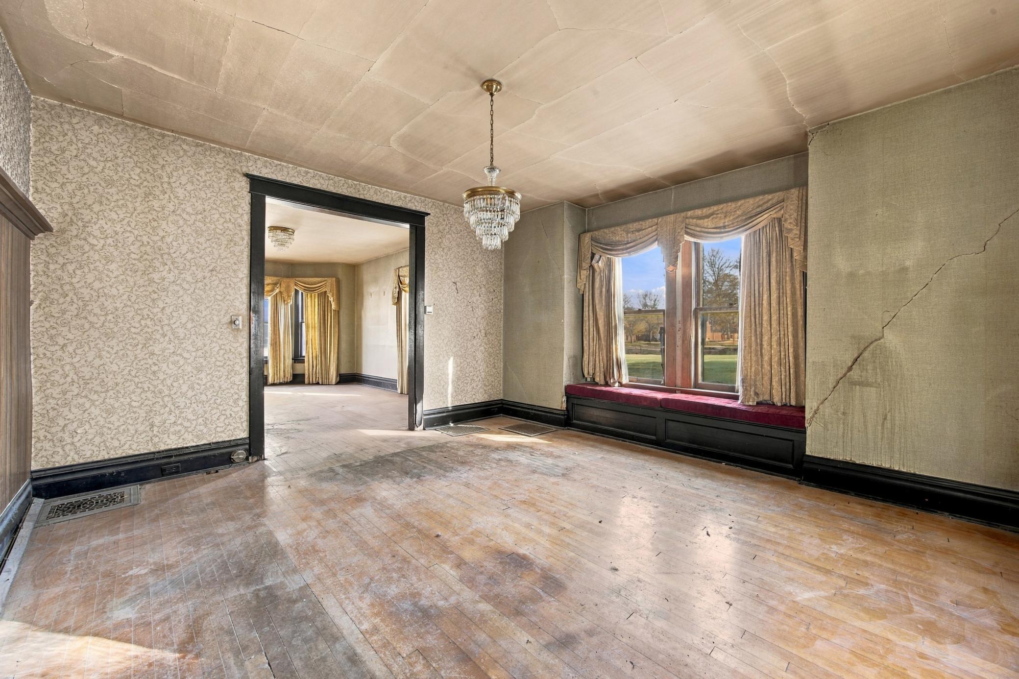 1905 single family home for sale at 910 5th Avenue S in Fargo, ND — 5 bed, 2 bath (photo 19 of 23)