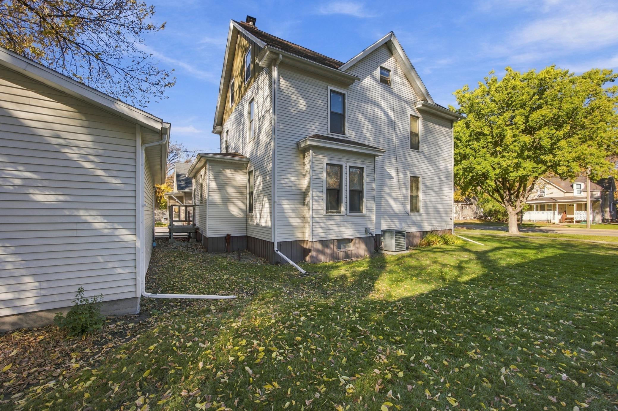 1905 single family home for sale at 910 5th Avenue S in Fargo, ND — 5 bed, 2 bath (photo 3 of 23)