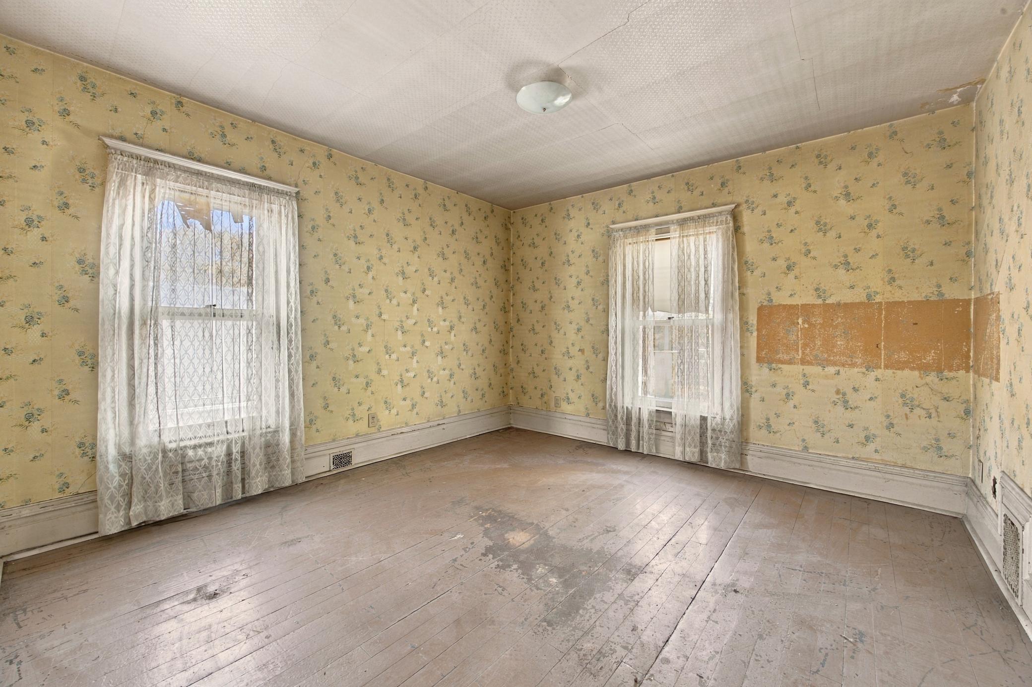 1905 single family home for sale at 910 5th Avenue S in Fargo, ND — 5 bed, 2 bath (photo 21 of 23)