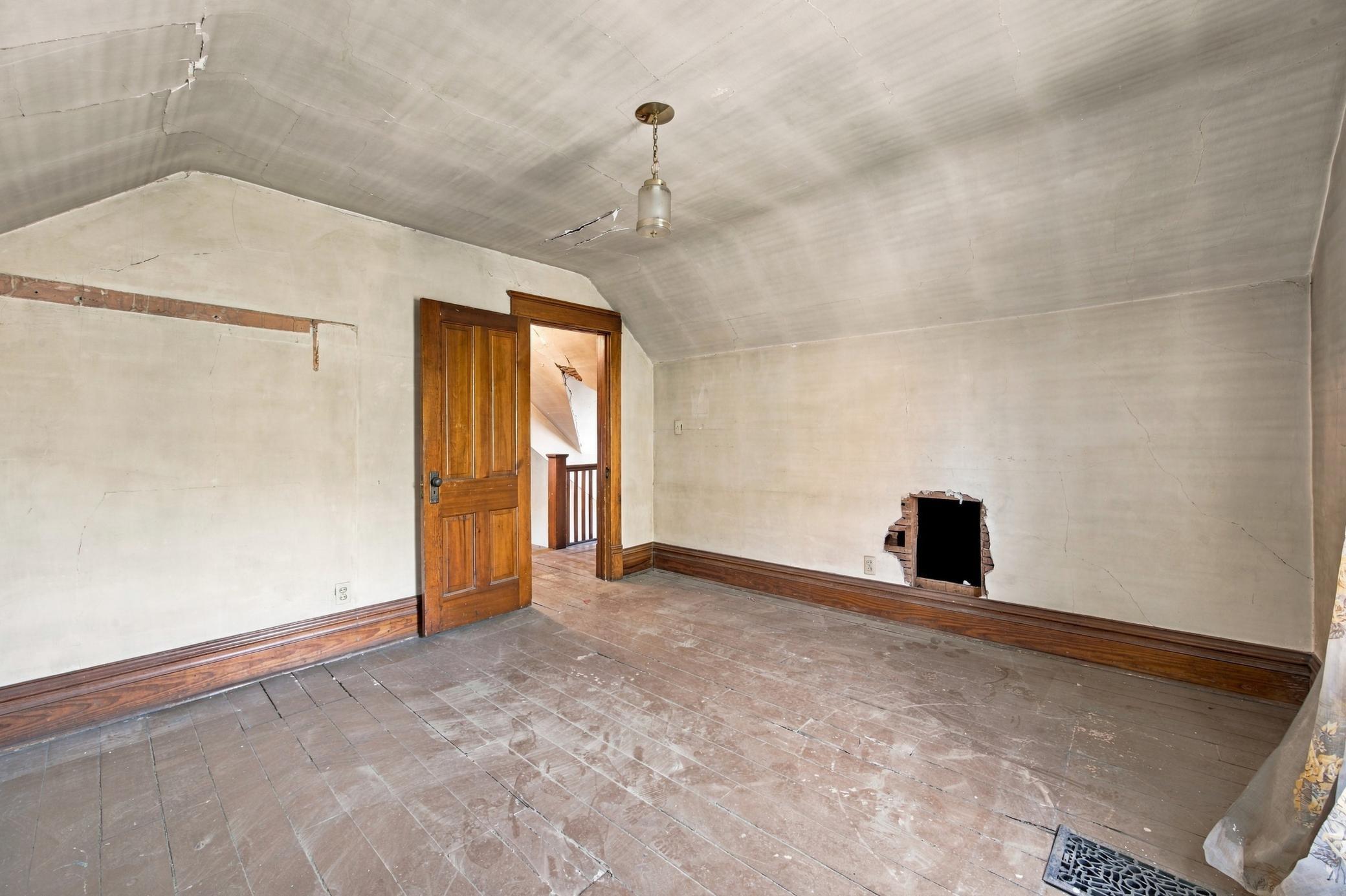 1905 single family home for sale at 910 5th Avenue S in Fargo, ND — 5 bed, 2 bath (photo 22 of 23)