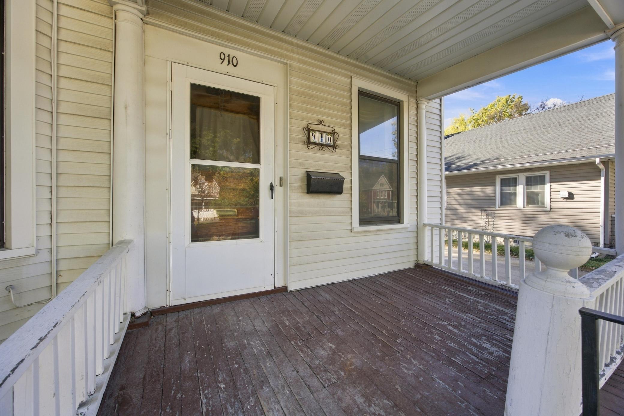 1905 single family home for sale at 910 5th Avenue S in Fargo, ND — 5 bed, 2 bath (photo 4 of 23)