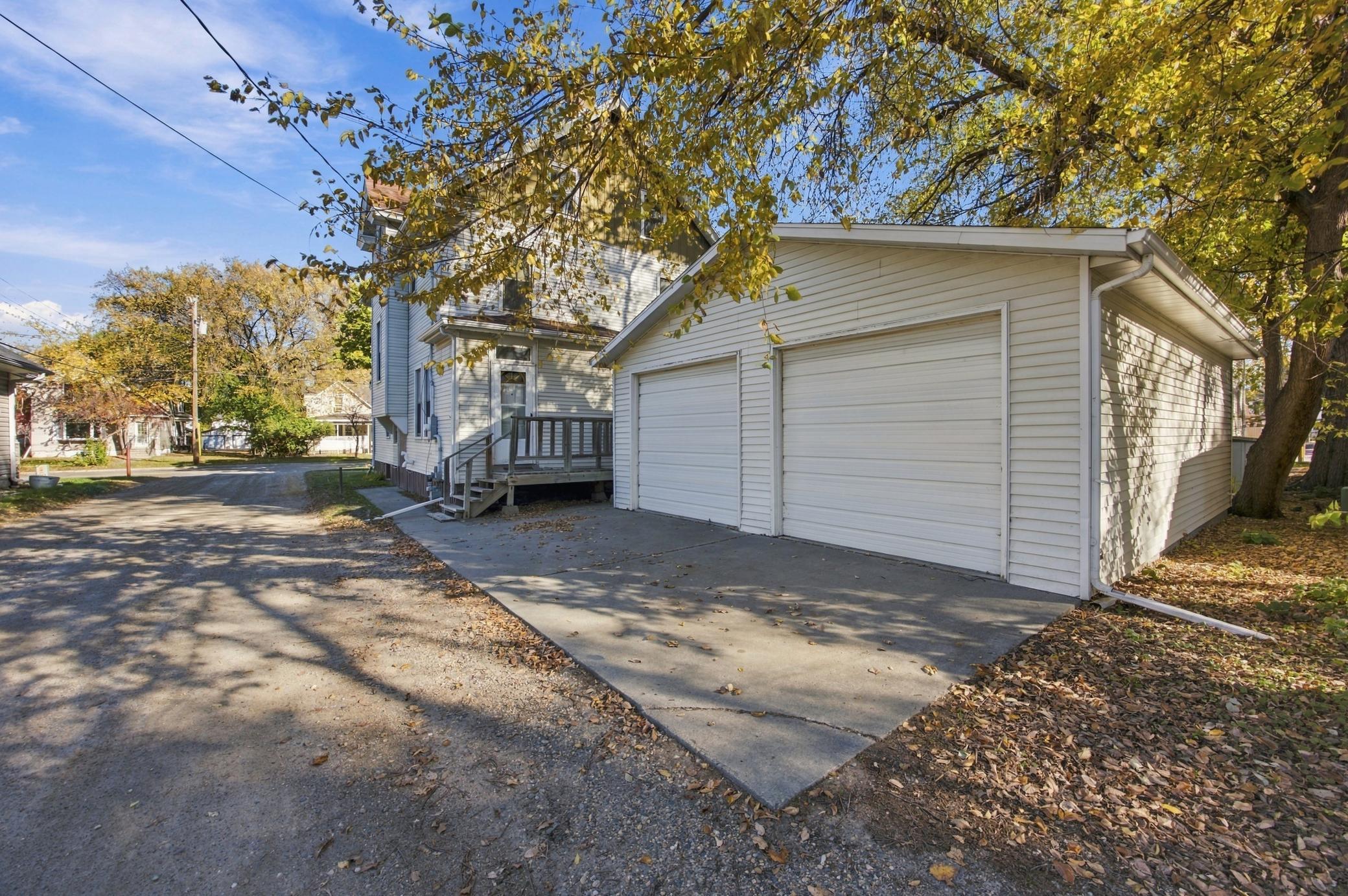 1905 single family home for sale at 910 5th Avenue S in Fargo, ND — 5 bed, 2 bath (photo 5 of 23)