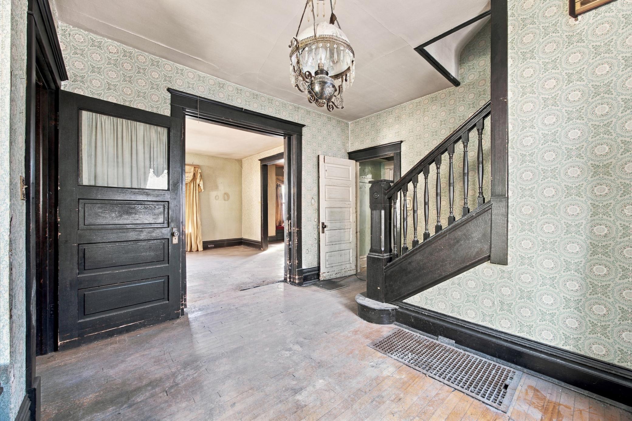 1905 single family home for sale at 910 5th Avenue S in Fargo, ND — 5 bed, 2 bath (photo 7 of 23)