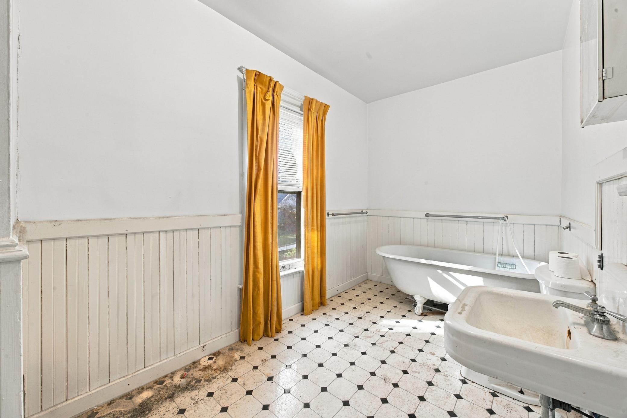 1905 single family home for sale at 910 5th Avenue S in Fargo, ND — 5 bed, 2 bath (photo 9 of 23)