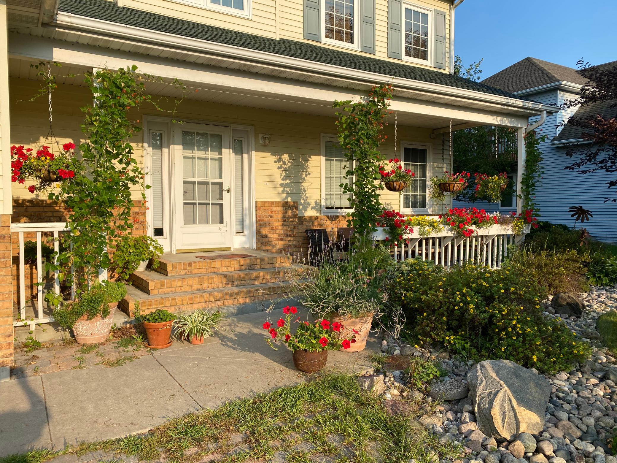 1993 single family home for sale at 512 12th Street E in West Fargo, ND — 4 bed, 4 bath (photo 2 of 44)