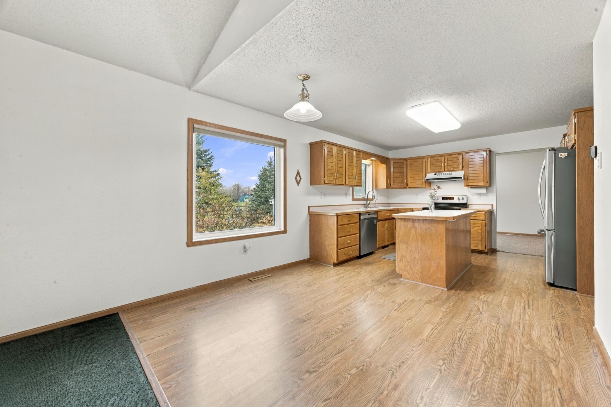 1993 single family home for sale at 512 12th Street E in West Fargo, ND — 4 bed, 4 bath (photo 13 of 44)
