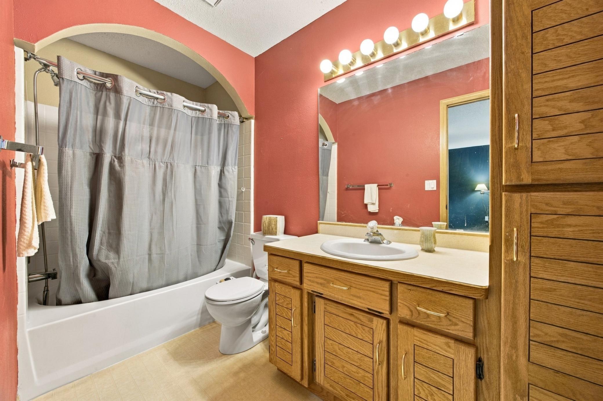 1993 single family home for sale at 512 12th Street E in West Fargo, ND — 4 bed, 4 bath (photo 18 of 44)