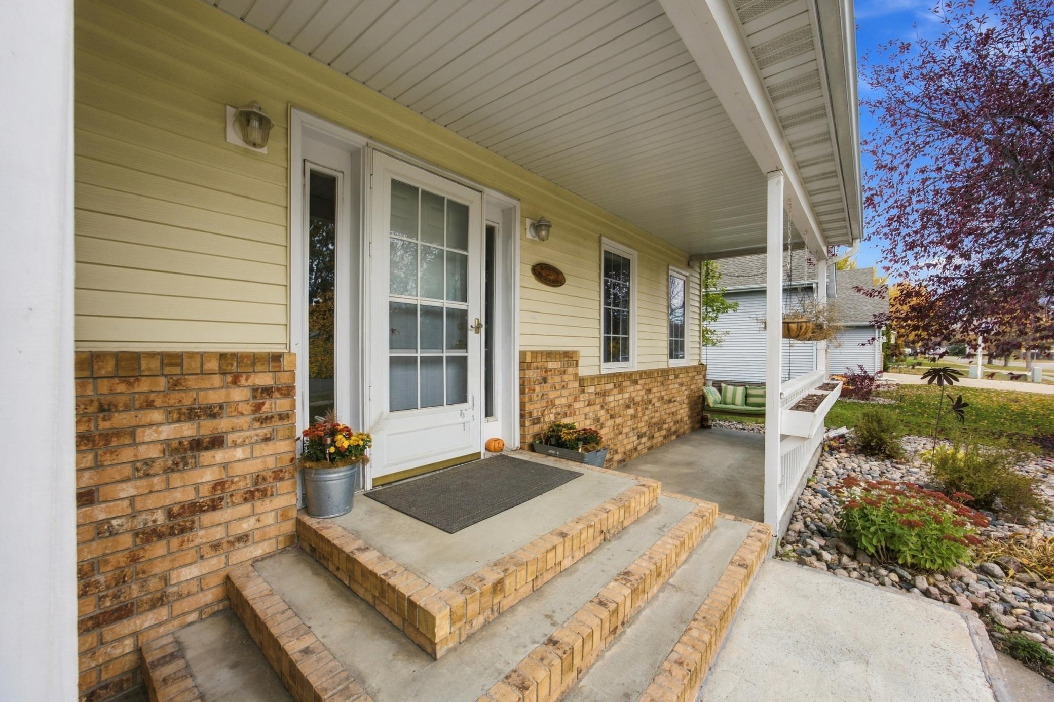 1993 single family home for sale at 512 12th Street E in West Fargo, ND — 4 bed, 4 bath (photo 3 of 44)