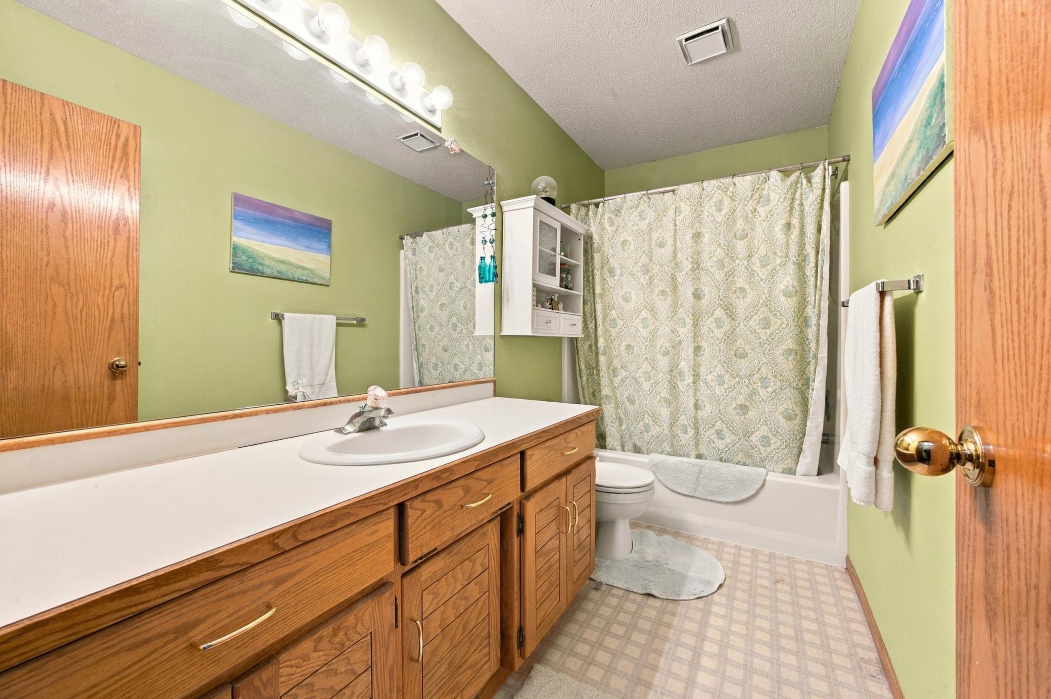 1993 single family home for sale at 512 12th Street E in West Fargo, ND — 4 bed, 4 bath (photo 21 of 44)
