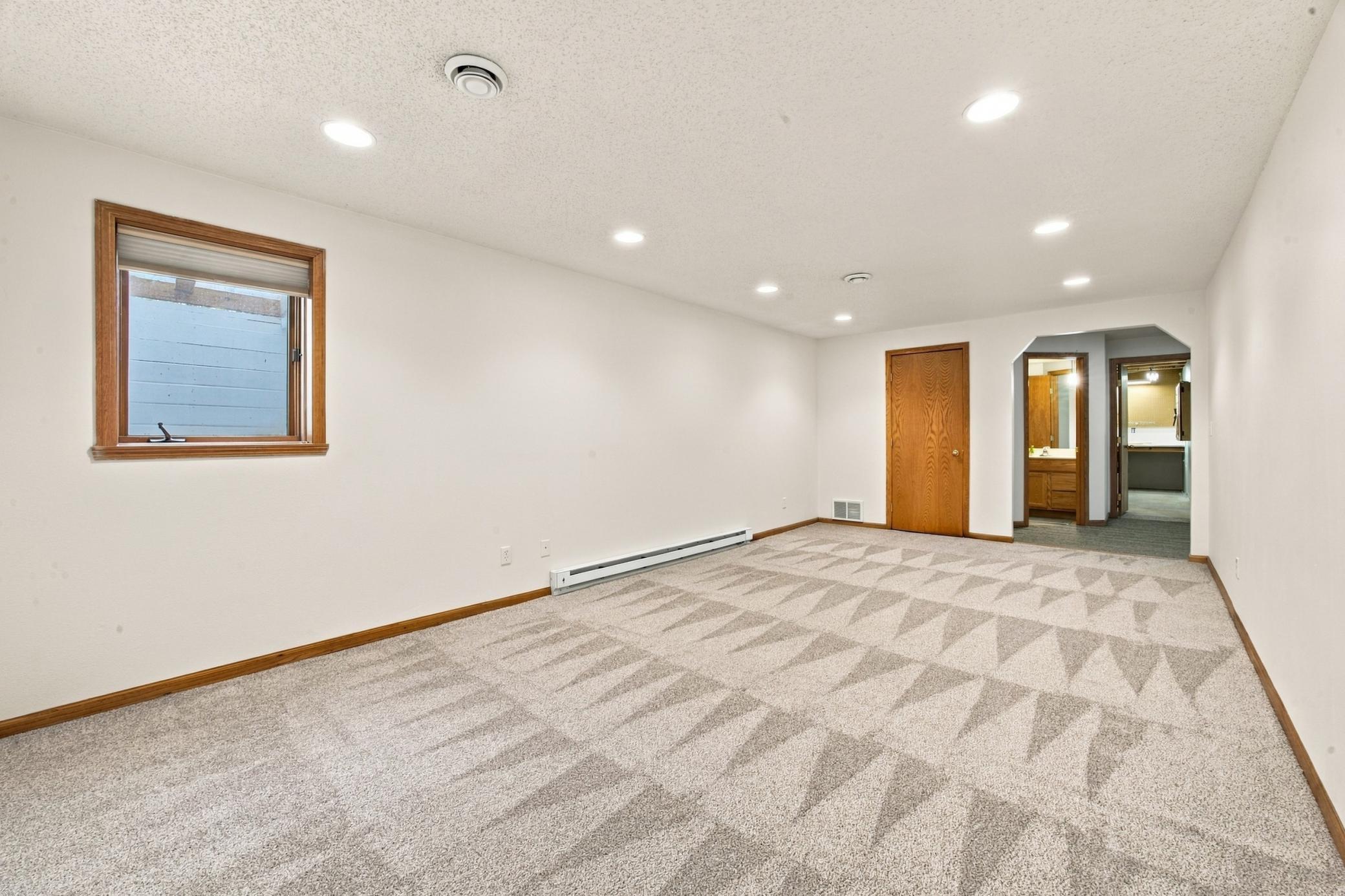 1993 single family home for sale at 512 12th Street E in West Fargo, ND — 4 bed, 4 bath (photo 24 of 44)