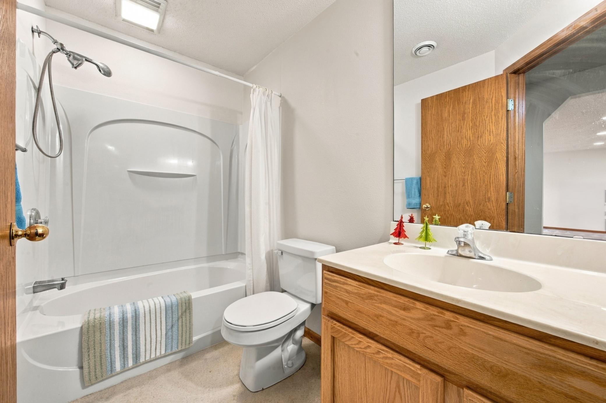 1993 single family home for sale at 512 12th Street E in West Fargo, ND — 4 bed, 4 bath (photo 26 of 44)