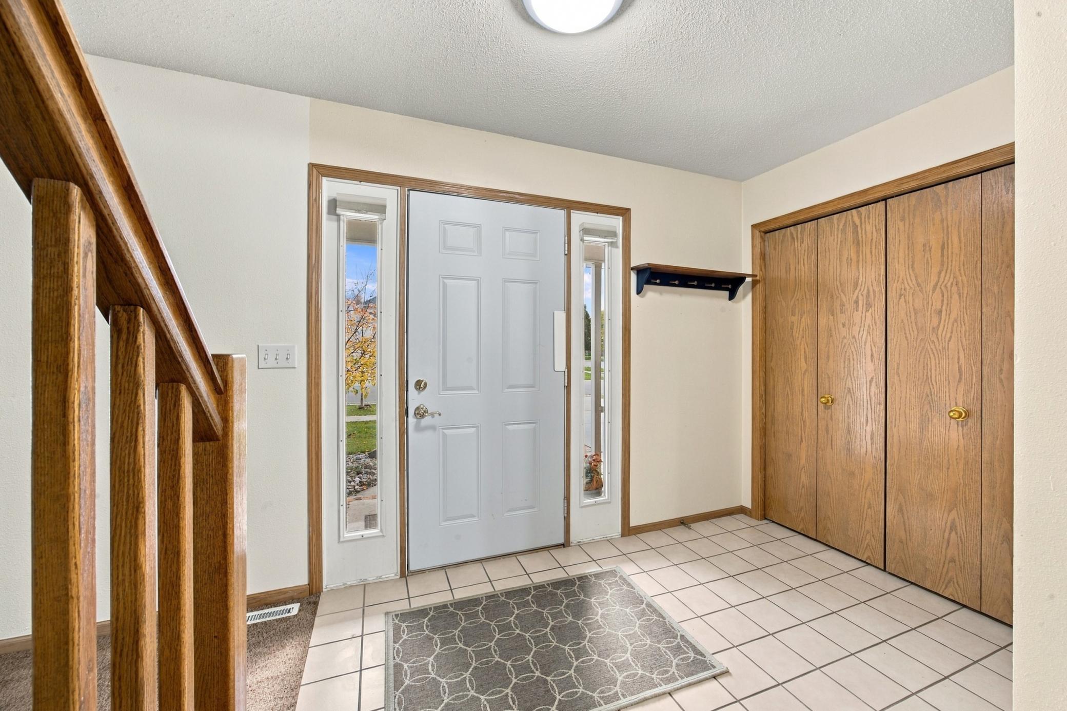 1993 single family home for sale at 512 12th Street E in West Fargo, ND — 4 bed, 4 bath (photo 4 of 44)