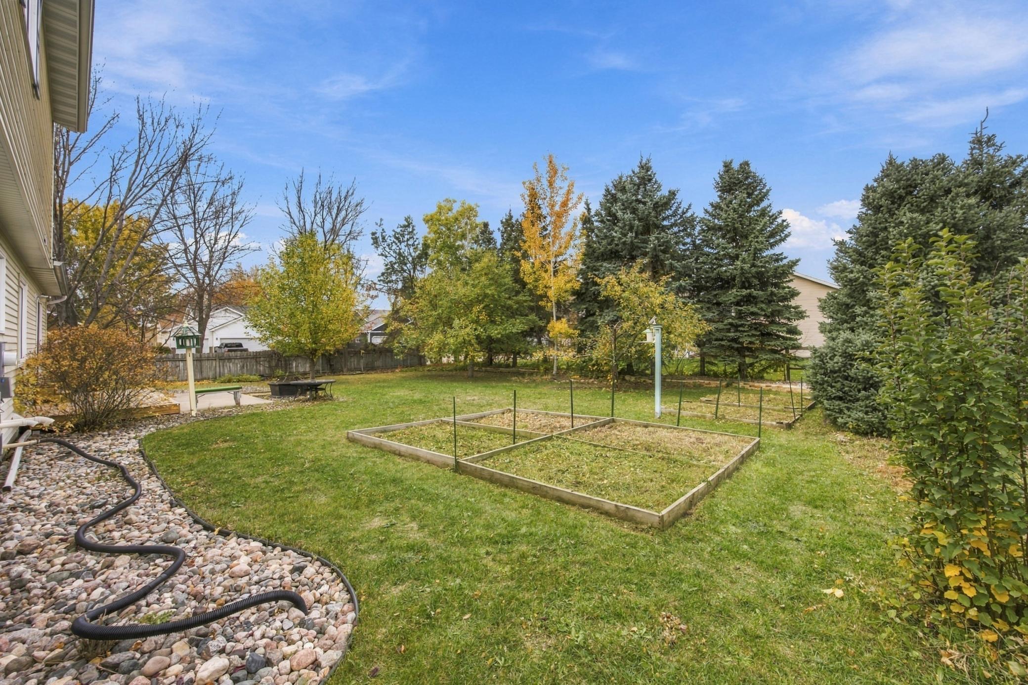 1993 single family home for sale at 512 12th Street E in West Fargo, ND — 4 bed, 4 bath (photo 32 of 44)