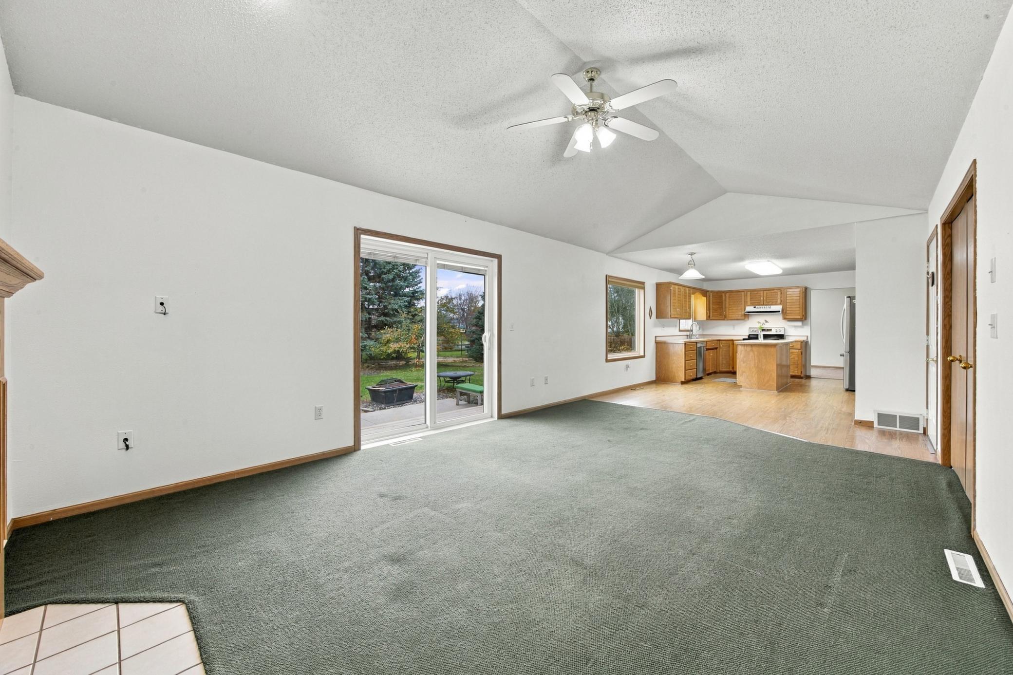 1993 single family home for sale at 512 12th Street E in West Fargo, ND — 4 bed, 4 bath (photo 9 of 44)