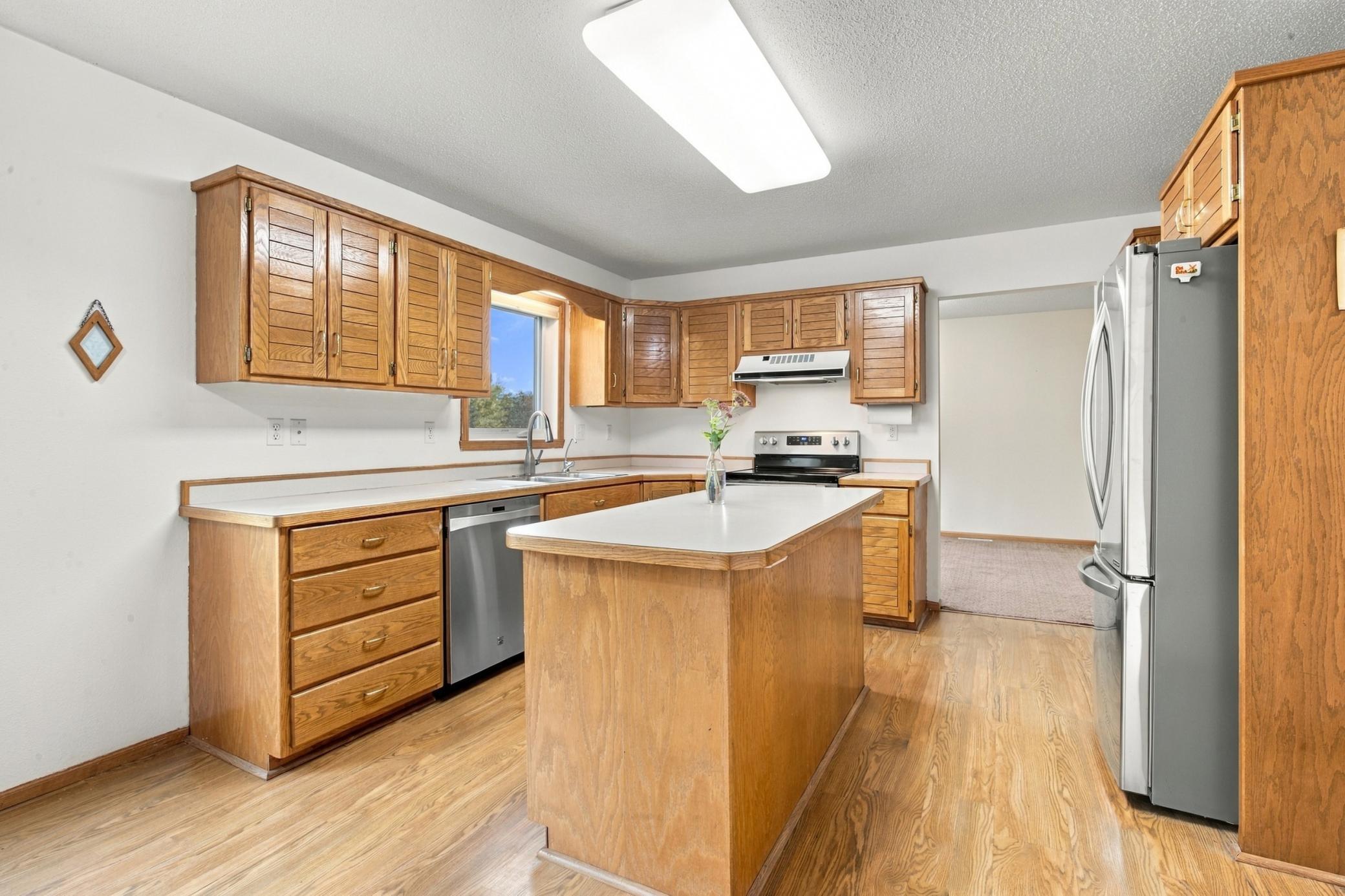 1993 single family home for sale at 512 12th Street E in West Fargo, ND — 4 bed, 4 bath (photo 10 of 44)