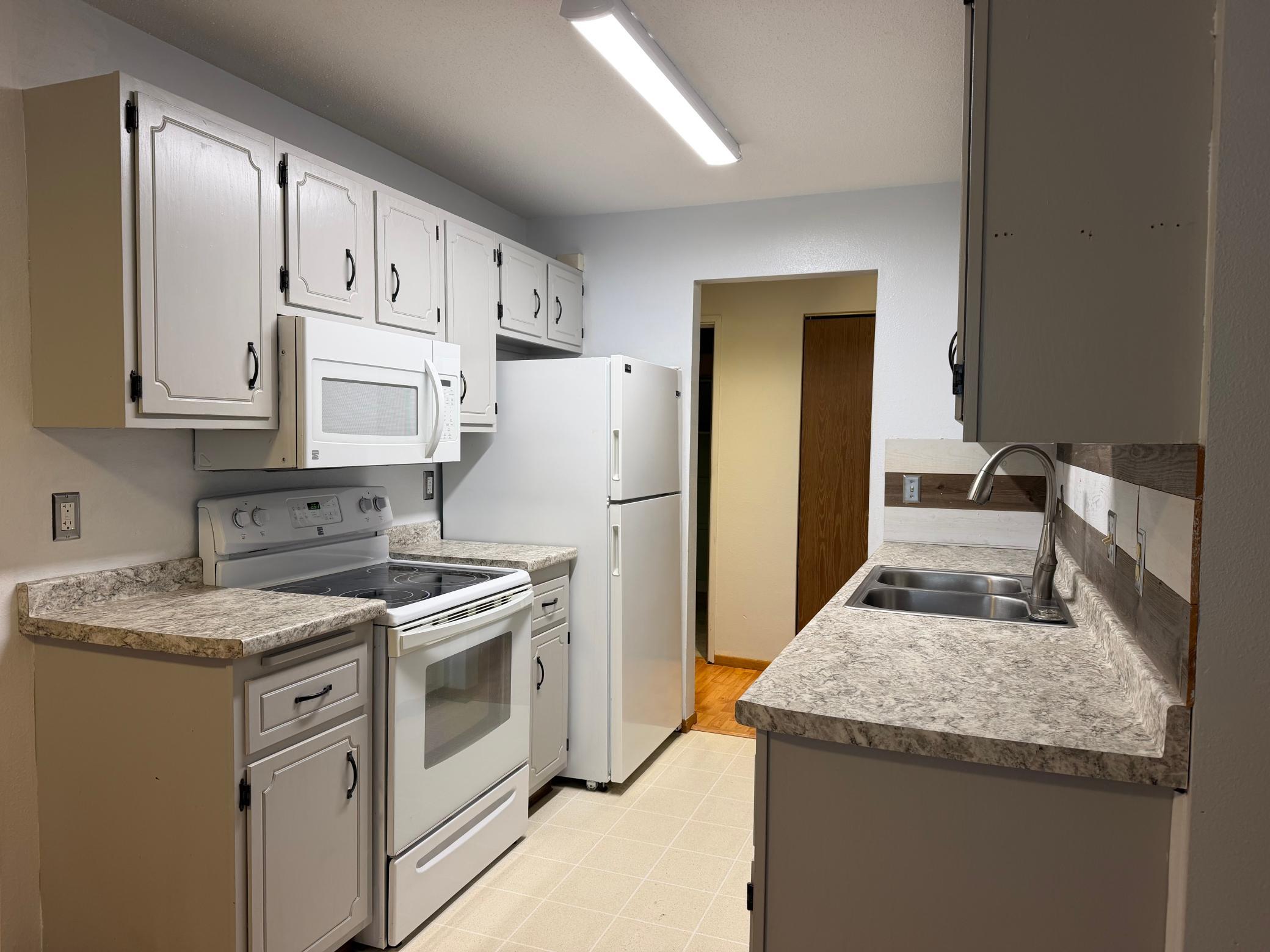 1979 condo for sale at 331 Prairiewood Circle S, Unit 206 in Fargo, ND — 2 bed, 2 bath (photo 4 of 31)