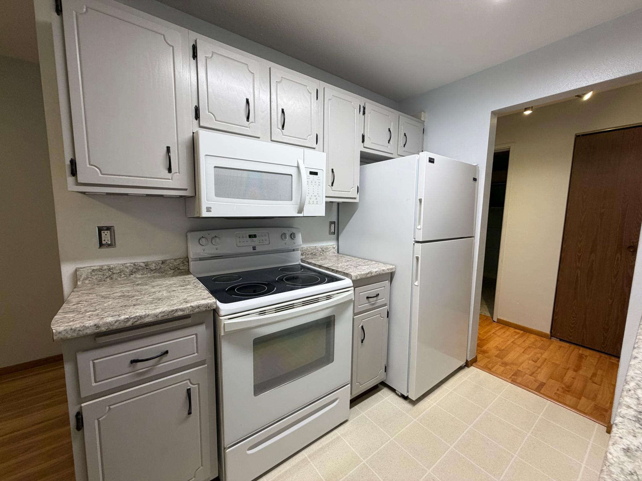 1979 condo for sale at 331 Prairiewood Circle S, Unit 206 in Fargo, ND — 2 bed, 2 bath (photo 5 of 31)