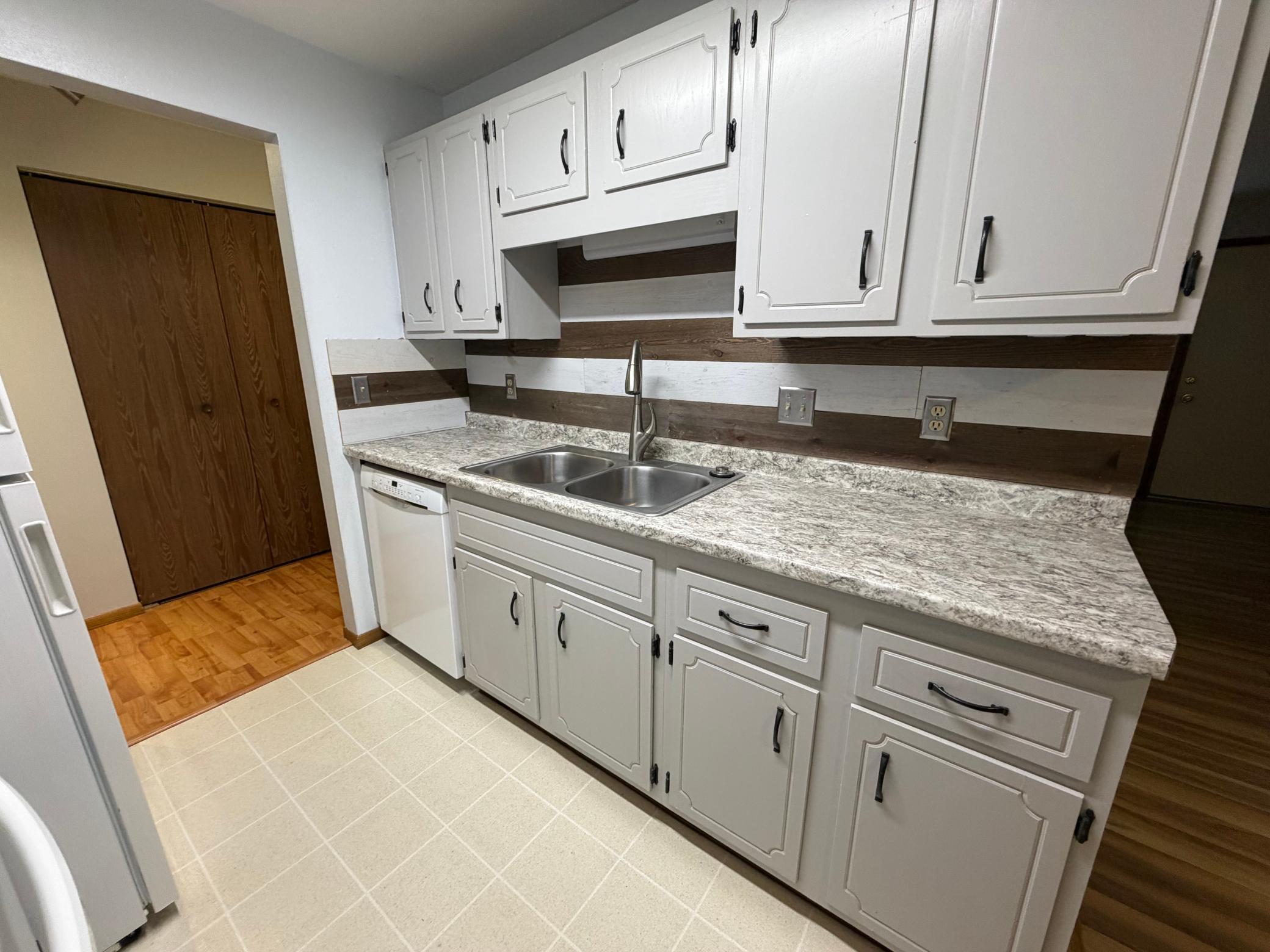 1979 condo for sale at 331 Prairiewood Circle S, Unit 206 in Fargo, ND — 2 bed, 2 bath (photo 6 of 31)
